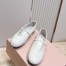 MiuMiu 缪缪F法式玛丽珍平底鞋单鞋芭蕾舞鞋 芭蕾平底鞋亮相2026春夏时装秀,焕新演绎MiuMiu系列标志性的风格 MiuMiu 缪缪F法式玛丽珍平底鞋单鞋芭蕾舞鞋 芭蕾平底鞋亮相2026春夏时装秀,焕新演绎MiuMiu系列标志性的风格