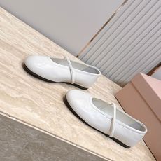 MiuMiu 缪缪F法式玛丽珍平底鞋单鞋芭蕾舞鞋 芭蕾平底鞋亮相2026春夏时装秀,焕新演绎MiuMiu系列标志性的风格 MiuMiu 缪缪F法式玛丽珍平底鞋单鞋芭蕾舞鞋 芭蕾平底鞋亮相2026春夏时装秀,焕新演绎MiuMiu系列标志性的风格