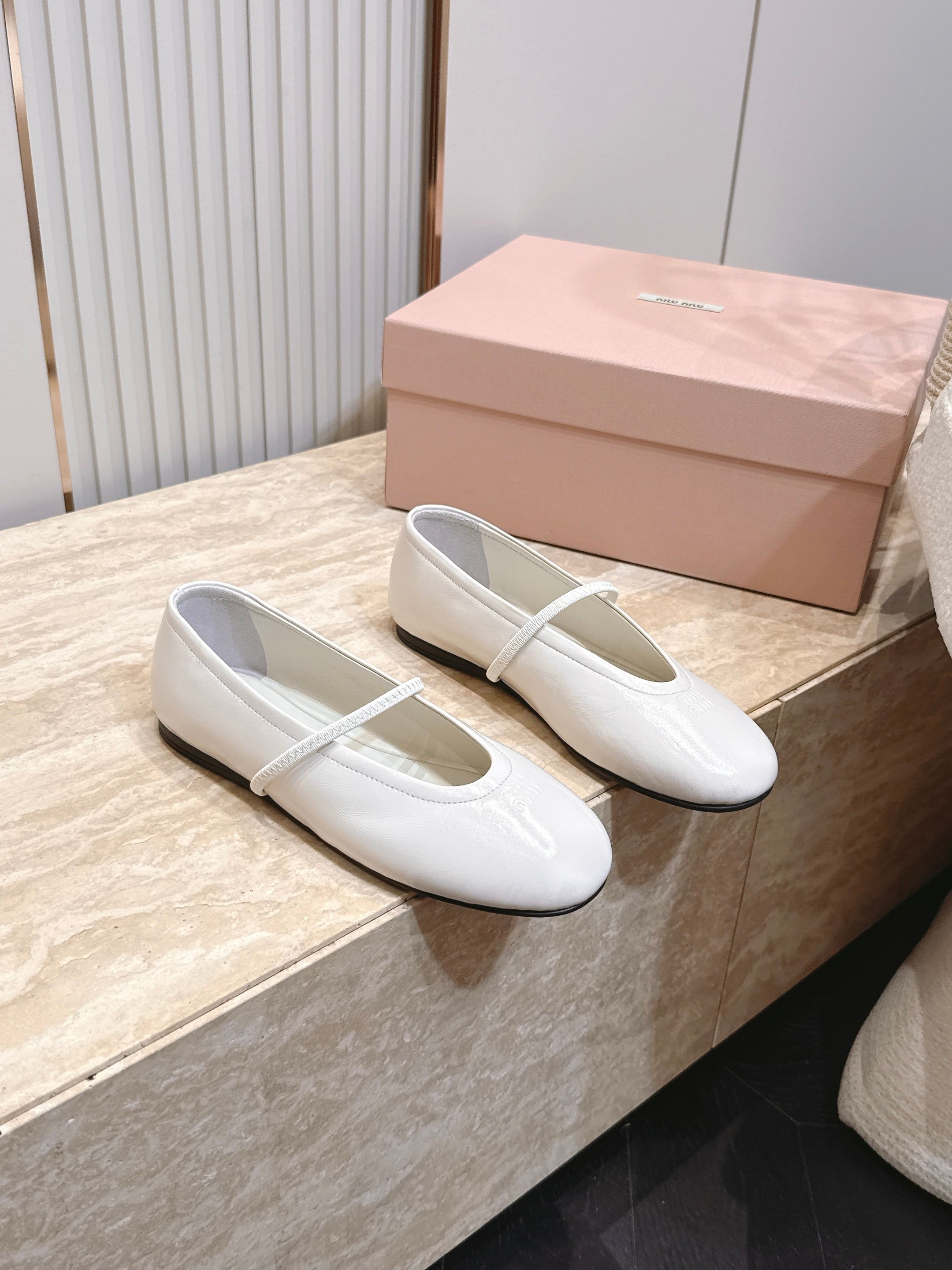 MiuMiu 缪缪F法式玛丽珍平底鞋单鞋芭蕾舞鞋 芭蕾平底鞋亮相2026春夏时装秀，焕新演绎MiuMiu系列标志性的风格