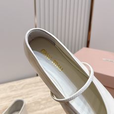 MiuMiu 缪缪F法式玛丽珍平底鞋单鞋芭蕾舞鞋 芭蕾平底鞋亮相2026春夏时装秀,焕新演绎MiuMiu系列标志性的风格 MiuMiu 缪缪F法式玛丽珍平底鞋单鞋芭蕾舞鞋 芭蕾平底鞋亮相2026春夏时装秀,焕新演绎MiuMiu系列标志性的风格