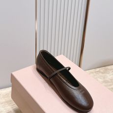 MiuMiu 缪缪F法式玛丽珍平底鞋单鞋芭蕾舞鞋 芭蕾平底鞋亮相2026春夏时装秀,焕新演绎MiuMiu系列标志性的风格 MiuMiu 缪缪F法式玛丽珍平底鞋单鞋芭蕾舞鞋 芭蕾平底鞋亮相2026春夏时装秀,焕新演绎MiuMiu系列标志性的风格