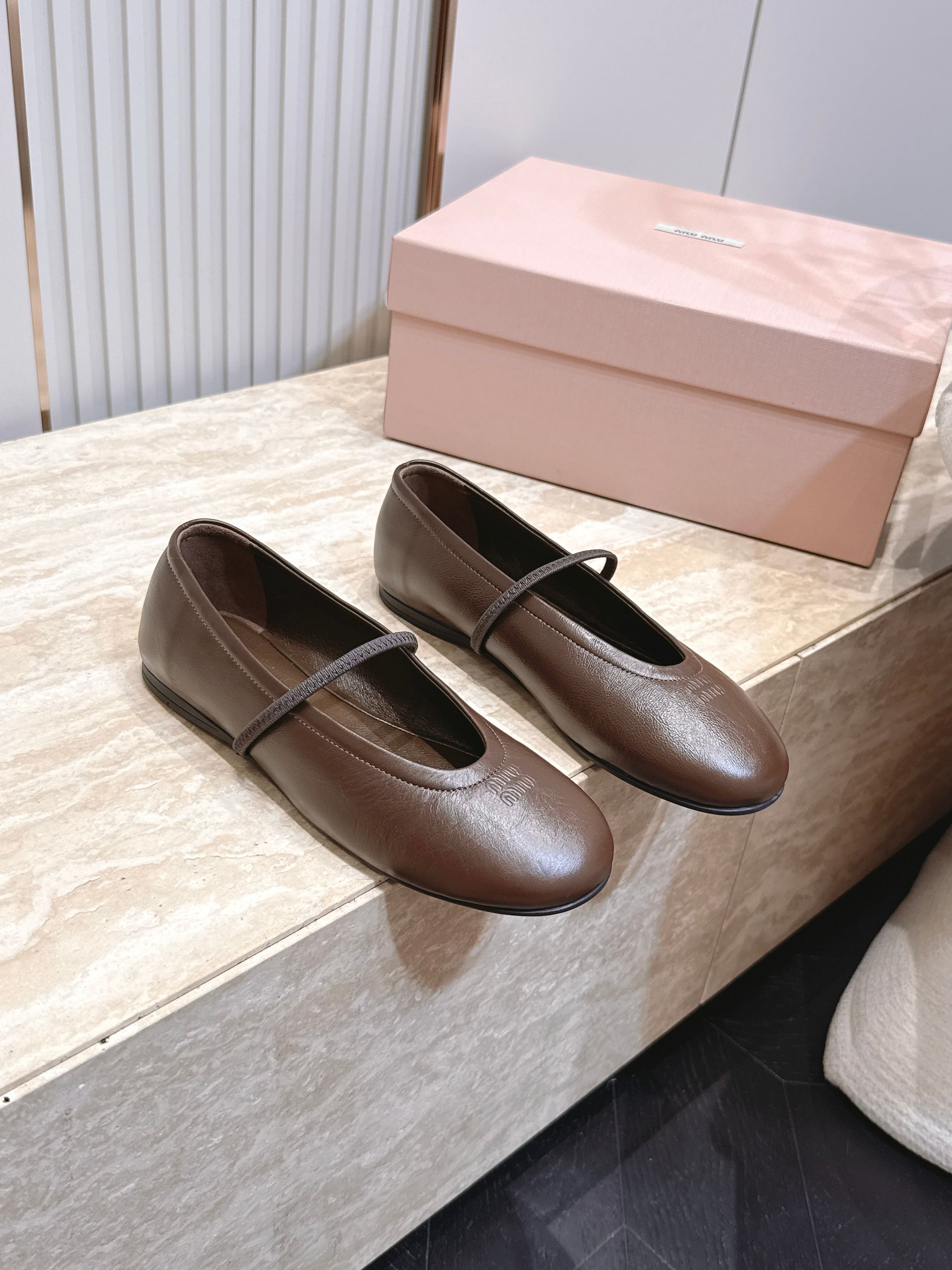 NO:926565,MiuMiu Miu Miu F French Mary Jane flats and ballet flats. Ballet flats appeared in the 2026 spring and summer fashion show, reinterpreting the iconic style of the MiuMiu series. The unique design of small leather buckles reveals a feminine style. Breathable mesh is very comfortable.  This pair of ballet shoes is simply poisonous. It’s true that the more you look at it, the more you like it. From gorgeous skirts to smart and simple trousers, these ballet shoes can be mastered in everything, making themselves the highlight of the look. Fabric: cowhide, lining, sheepskin, outsole, original rubber outsole, size 35-39 (customized for 40, non-returnable), single shoes, miumiu, mary jane, flats, skirts, cowhide, sheepskin19860909MiuMiu 缪缪F法式玛丽珍平底鞋单鞋芭蕾舞鞋 芭蕾平底鞋亮相2026春夏时装秀,焕新演绎MiuMiu系列标志性的风格. 别致的设计小皮扣,展露柔美风情.透气网面 十分舒适 这双芭蕾舞鞋简直有毒,越看越中意真不是瞎说的.从华丽的裙装,到干练简洁的裤装.这双芭蕾舞鞋无一不能驾驭,妥妥的让自己成为造型的亮点. 面料牛皮 内里垫脚羊皮 大底原版橡胶大底 码数35-39（40定做不退换）,单鞋,miumiu,mary jane,flats,skirts,cowhide,sheepskin,Women's Shoes