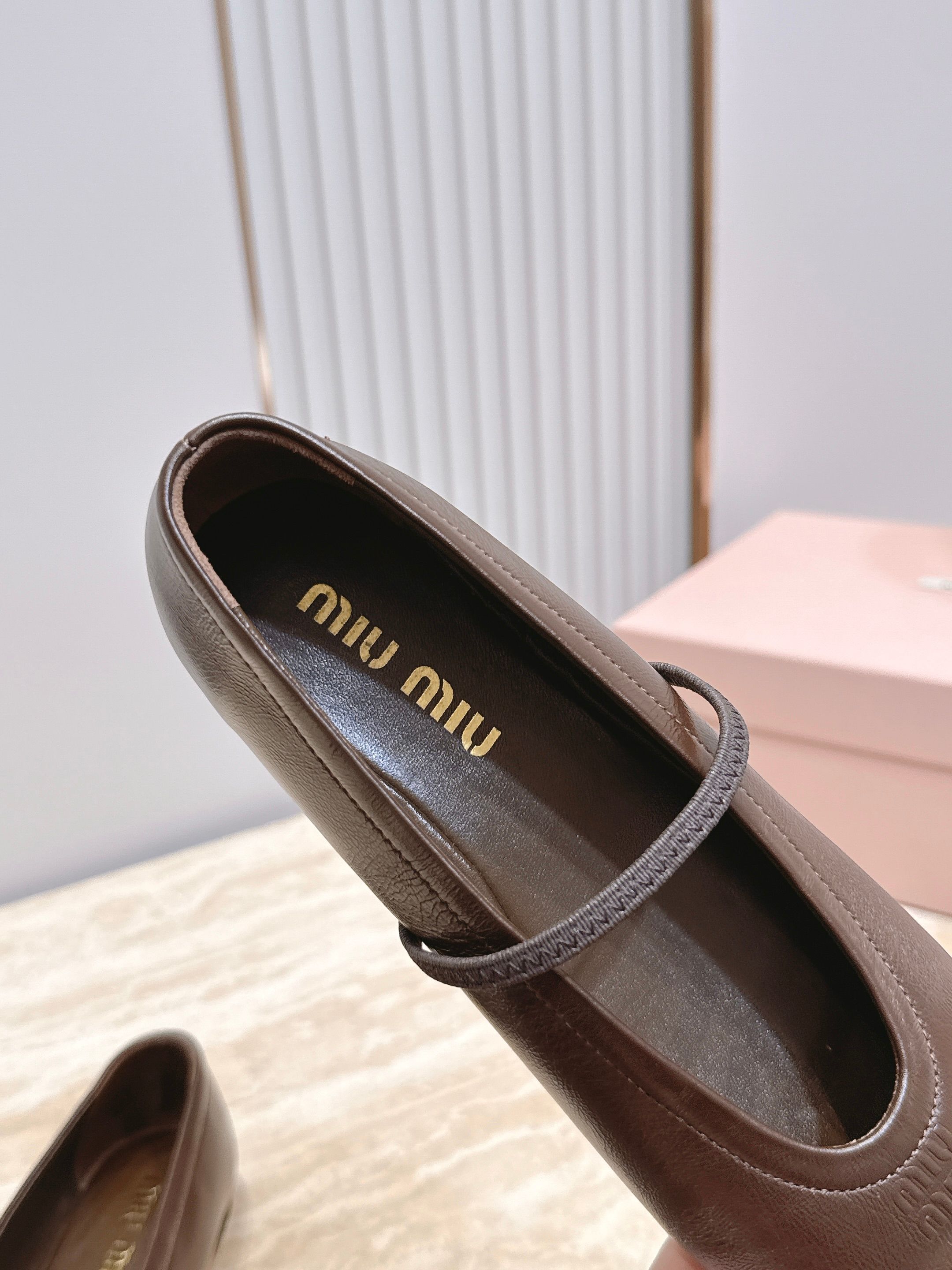 MiuMiu 缪缪F法式玛丽珍平底鞋单鞋芭蕾舞鞋 芭蕾平底鞋亮相2026春夏时装秀,焕新演绎MiuMiu系列标志性的风格 MiuMiu 缪缪F法式玛丽珍平底鞋单鞋芭蕾舞鞋 芭蕾平底鞋亮相2026春夏时装秀,焕新演绎MiuMiu系列标志性的风格