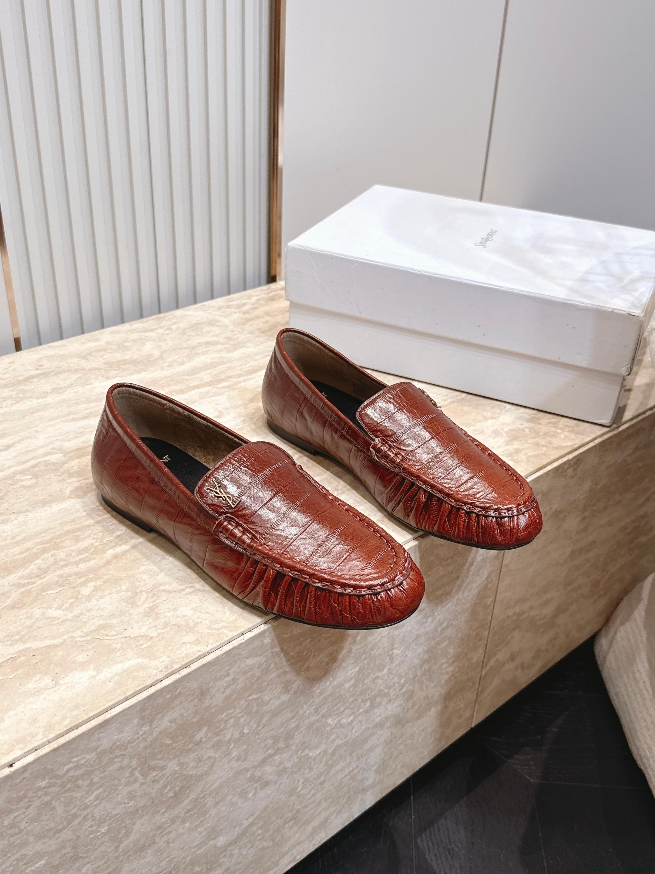NO:926536,YSL Yves Saint Laurent 2026/vs new early autumn loafers, small leather shoes, many celebrities and Internet celebrities have planted grass. This year's super popular loafers, simple old money style outfit, retro modern wrinkled design, can be easily worn in suit pants, skirts, and jeans, low-key and full of temperament!  Any light is super dazzling. It is really sparkling and attractive. The toe adopts the original one-to-one customized round toe, showing the classic Go material of the Yves Saint Laurent brand. The fabric is original customized cowhide/cow leather. The lining is original customized sheepskin. The foot pad is original customized sheepskin. The sole is original customized leather outsole. Heel height is 1.0cm. Size 35-39 (customized at 34.40.41.42.43.). Packaging. Original full set of packaging.  The color official website is updated simultaneously, loafers, saint laurent, saint laurent, loafers, skirts, jeans, business suit, cowhide, sheepskin, Leather soles19860909YSL圣罗兰2026/vs早秋新品乐福鞋 小皮鞋 超多明星网红种草 今年超火的乐福鞋 简简单单的老钱风穿搭 复古摩登拉皱设计,西装裤、裙装、牛仔裤都能轻松驾驭,低调又气质满满！随便一个光线都超级亮眼 真是闪闪惹人爱上鞋头采用原版一比一定制圆头,展现出圣罗兰品牌的经典  Go 材质 面料原版定制牛皮/牛猄 内里原版定制羊皮 垫脚原版定制羊皮 鞋底原版定制真皮大底 跟高1.0cm 码数35-39（34.40.41.42.43.定制） 包装原版全套包装 颜色官网同步更新,乐福鞋,saint laurent,saint laurent,loafers,skirts,jeans,business suit,cowhide,sheepskin,Leather soles,Women's Shoes