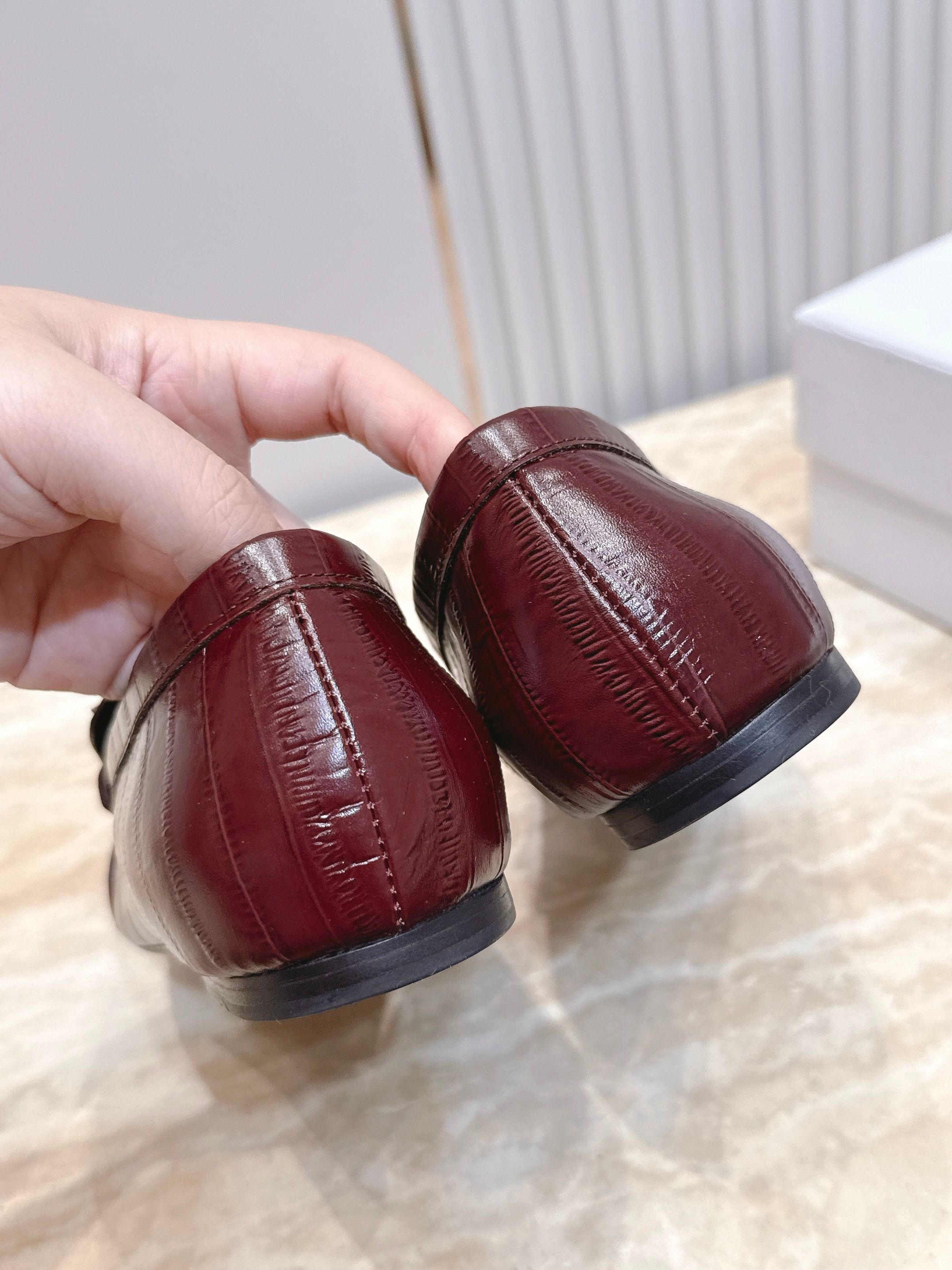 YSL圣罗兰2026/vs早秋新品乐福鞋 小皮鞋 超多明星网红种草 今年超火的乐福鞋 简简单单的老钱风穿搭 复古摩登拉皱