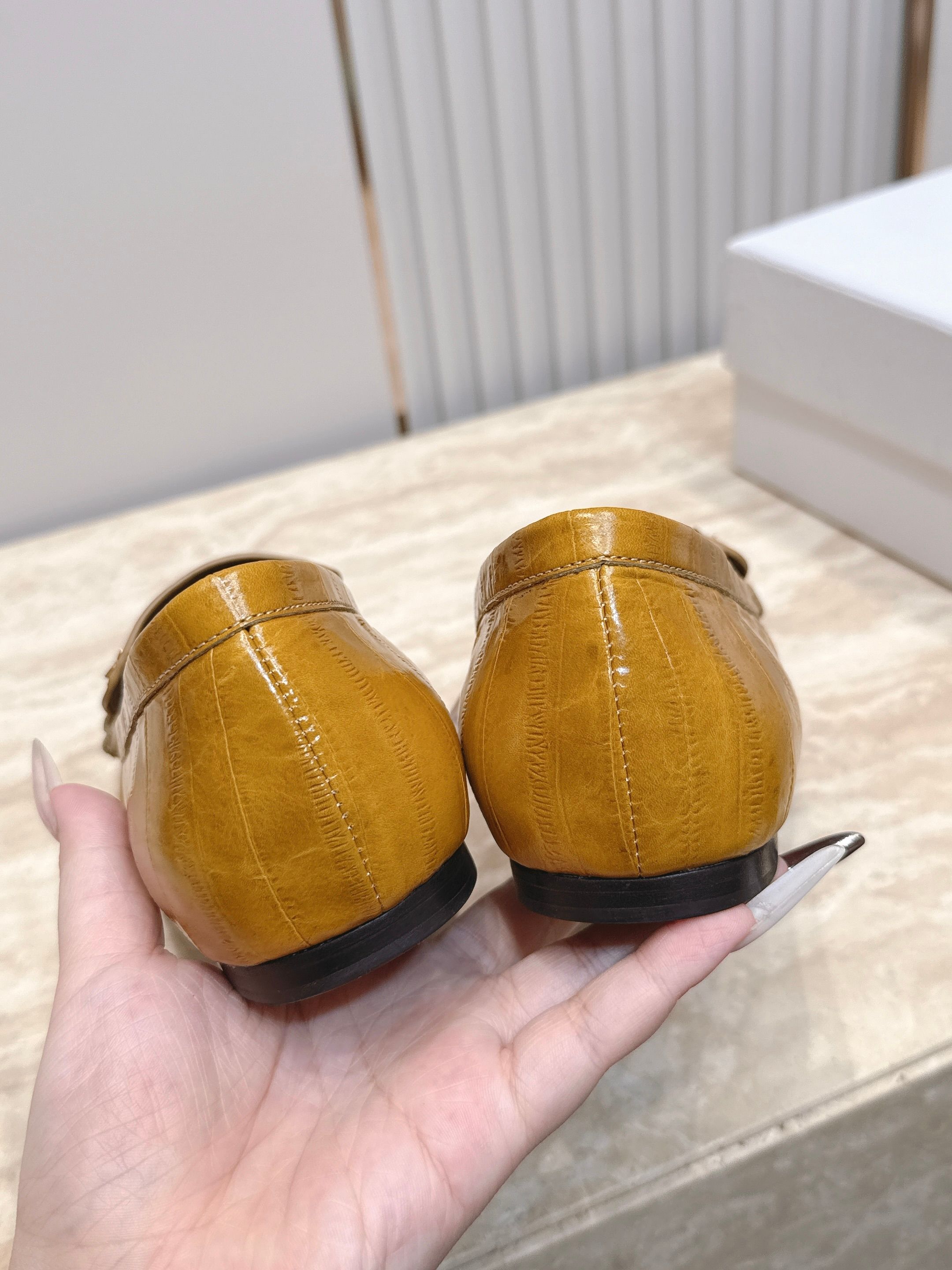 YSL圣罗兰2026/vs早秋新品乐福鞋 小皮鞋 超多明星网红种草 今年超火的乐福鞋 简简单单的老钱风穿搭 复古摩登拉皱 YSL圣罗兰2026/vs早秋新品乐福鞋 小皮鞋 超多明星网红种草 今年超火的乐福鞋 简简单单的老钱风穿搭 复古摩登拉皱