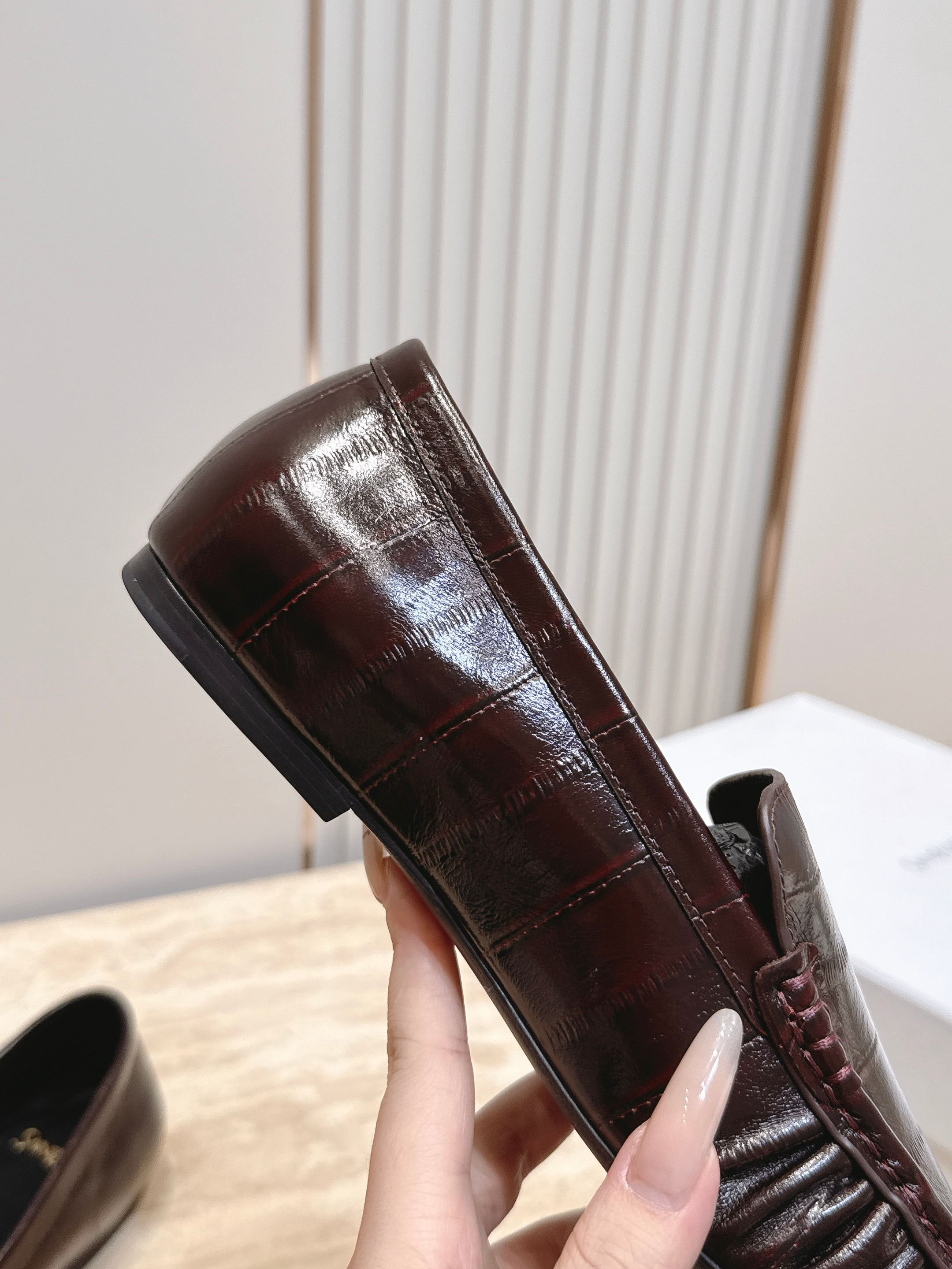 YSL圣罗兰2026/vs早秋新品乐福鞋 小皮鞋 超多明星网红种草 今年超火的乐福鞋 简简单单的老钱风穿搭 复古摩登拉皱 YSL圣罗兰2026/vs早秋新品乐福鞋 小皮鞋 超多明星网红种草 今年超火的乐福鞋 简简单单的老钱风穿搭 复古摩登拉皱