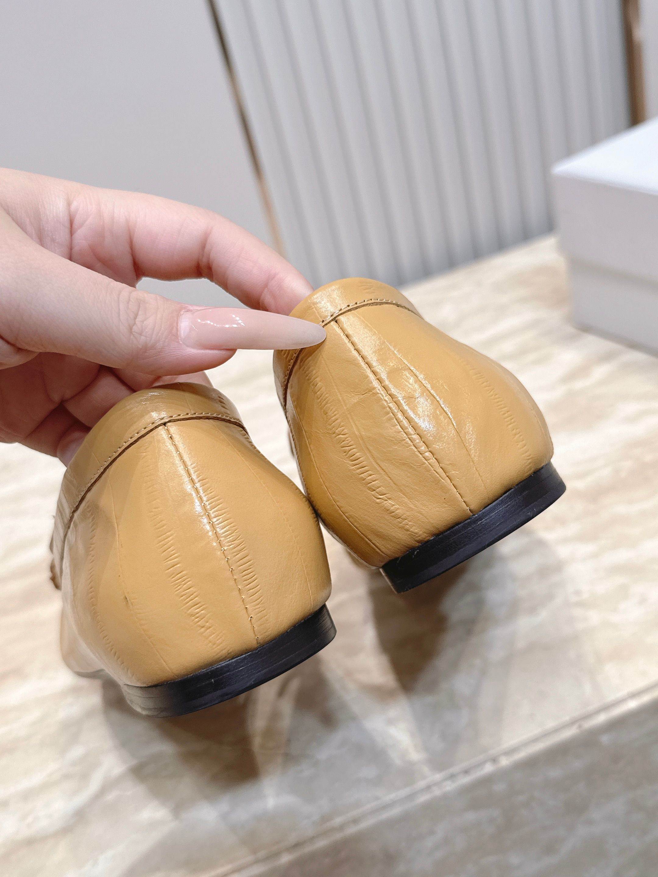 YSL圣罗兰2026/vs早秋新品乐福鞋 小皮鞋 超多明星网红种草 今年超火的乐福鞋 简简单单的老钱风穿搭 复古摩登拉皱 YSL圣罗兰2026/vs早秋新品乐福鞋 小皮鞋 超多明星网红种草 今年超火的乐福鞋 简简单单的老钱风穿搭 复古摩登拉皱