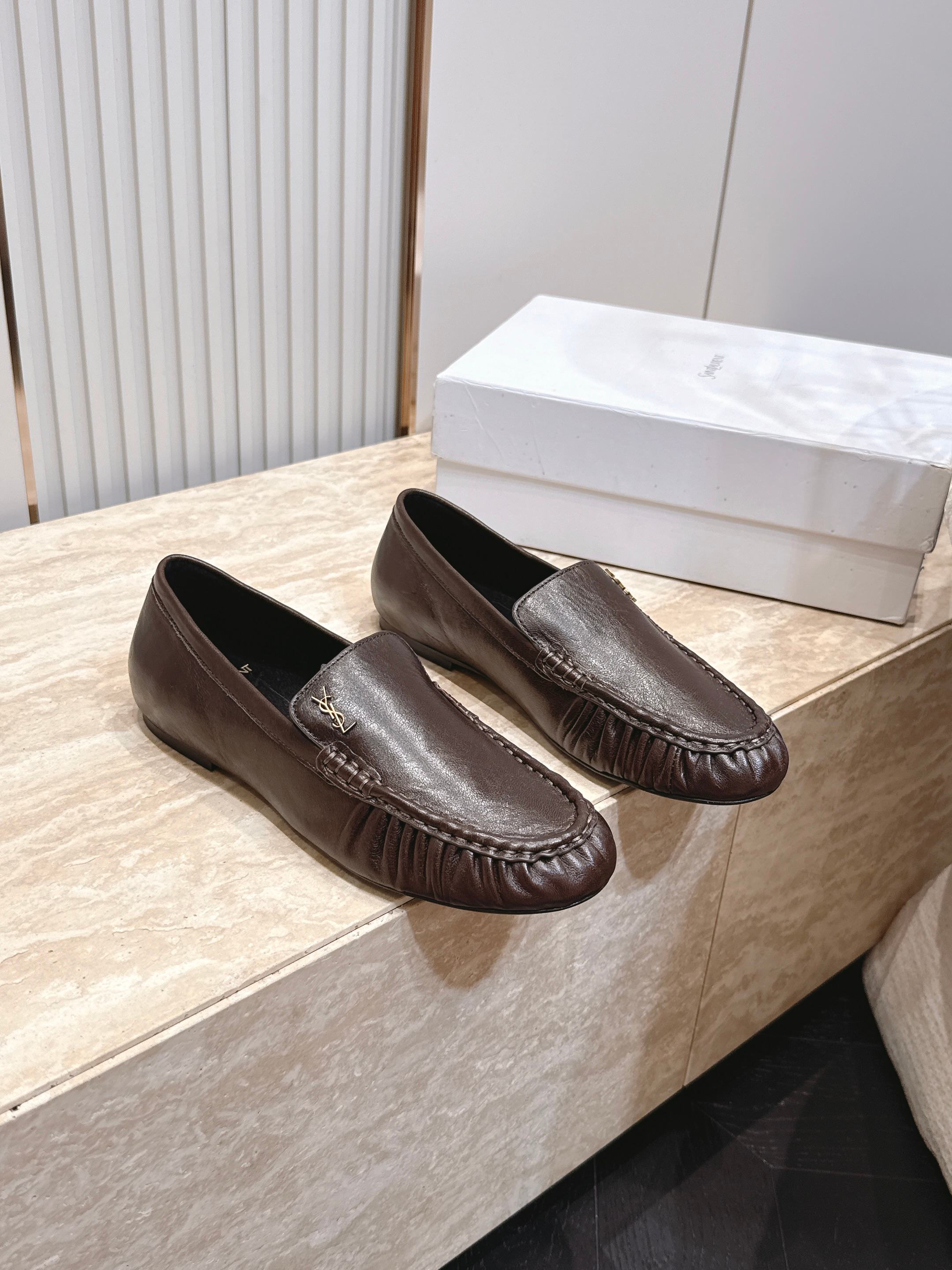 NO:926546,YSL Yves Saint Laurent 2026/vs new early autumn loafers, small leather shoes, many celebrities and Internet celebrities have planted grass. This year's super popular loafers, simple old money style outfit, retro modern wrinkled design, can be easily worn in suit pants, skirts, and jeans, low-key and full of temperament!  Any light is super dazzling. It is really sparkling and attractive. The toe adopts the original one-to-one customized round toe, showing the classic Go material of the Yves Saint Laurent brand. The fabric is original customized cowhide/cow leather/crocodile pattern cowhide. The lining is original customized sheepskin. The foot pad is original customized sheepskin. The sole is original customized leather outsole. Heel height 1.0cm. Size 35-39 (34.40.41.42.43.customized). Packaging. Original full set of packaging.  The color official website is updated simultaneously, loafers, saint laurent, saint laurent, loafers, skirts, jeans, business suit, cowhide, sheepskin, Leather soles19860909YSL圣罗兰2026/vs早秋新品乐福鞋 小皮鞋 超多明星网红种草 今年超火的乐福鞋 简简单单的老钱风穿搭 复古摩登拉皱设计,西装裤、裙装、牛仔裤都能轻松驾驭,低调又气质满满！随便一个光线都超级亮眼 真是闪闪惹人爱上鞋头采用原版一比一定制圆头,展现出圣罗兰品牌的经典  Go 材质 面料原版定制牛皮/牛猄/鳄鱼纹牛皮 内里原版定制羊皮 垫脚原版定制羊皮 鞋底原版定制真皮大底 跟高1.0cm 码数35-39（34.40.41.42.43.定制） 包装原版全套包装 颜色官网同步更新,乐福鞋,saint laurent,saint laurent,loafers,skirts,jeans,business suit,cowhide,sheepskin,Leather soles,Women's Shoes