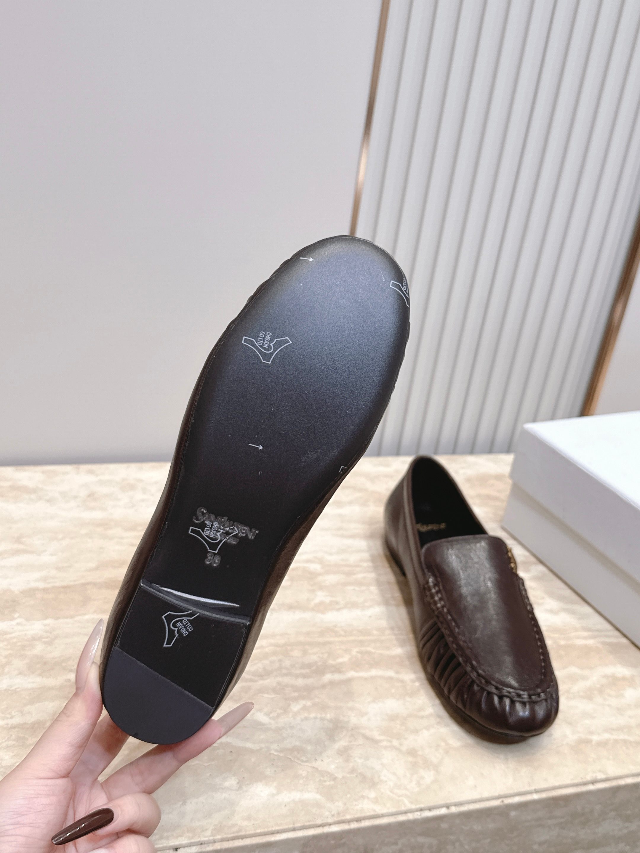 YSL圣罗兰2026/vs早秋新品乐福鞋 小皮鞋 超多明星网红种草 今年超火的乐福鞋 简简单单的老钱风穿搭 复古摩登拉皱 YSL圣罗兰2026/vs早秋新品乐福鞋 小皮鞋 超多明星网红种草 今年超火的乐福鞋 简简单单的老钱风穿搭 复古摩登拉皱