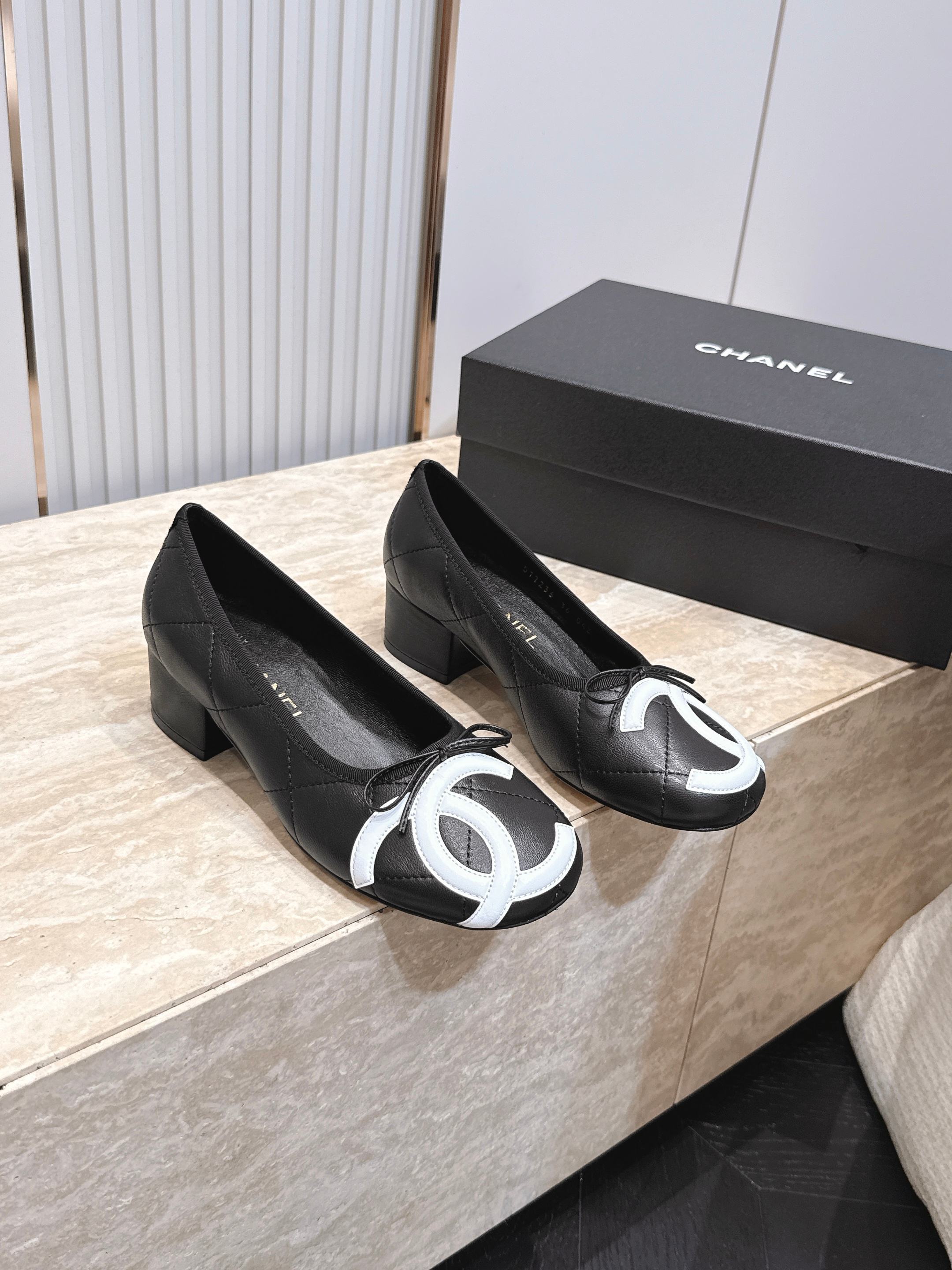 最新高跟款  Chanel｜香奈儿26康鹏鞋​​ 粗高跟单鞋  专柜同步，最新经典升级高跟设计，太好爱，更有一番味道，选