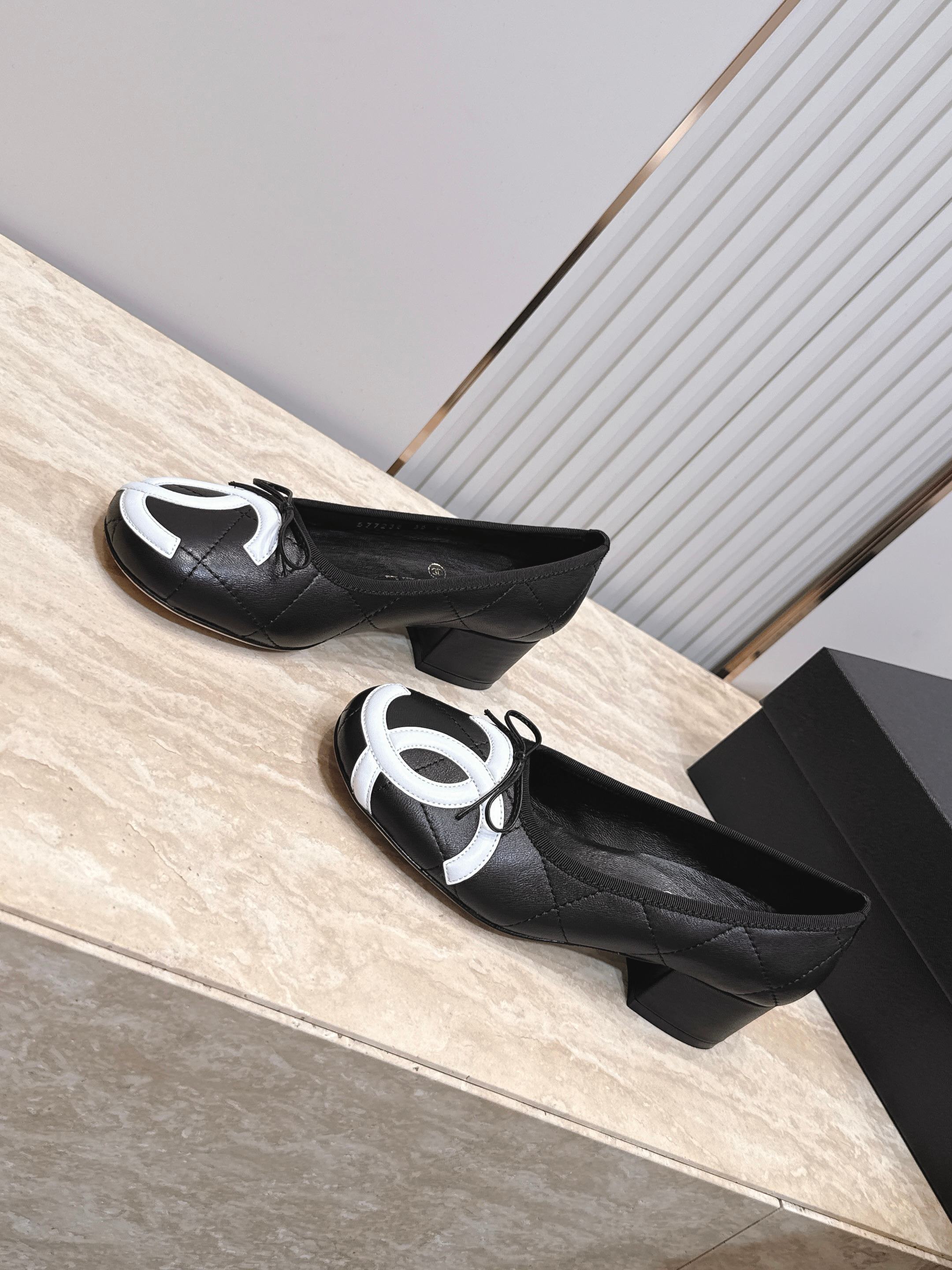 最新高跟款  Chanel｜香奈儿26康鹏鞋​​ 粗高跟单鞋  专柜同步，最新经典升级高跟设计，太好爱，更有一番味道，选