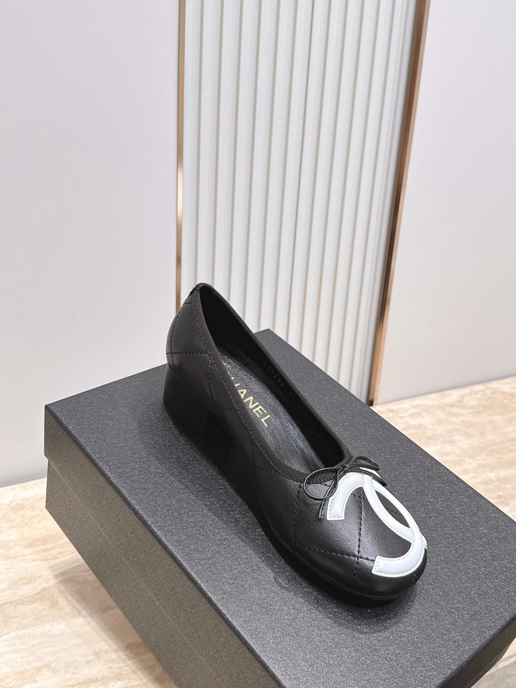 最新高跟款  Chanel｜香奈儿26康鹏鞋​​ 粗高跟单鞋  专柜同步，最新经典升级高跟设计，太好爱，更有一番味道，选