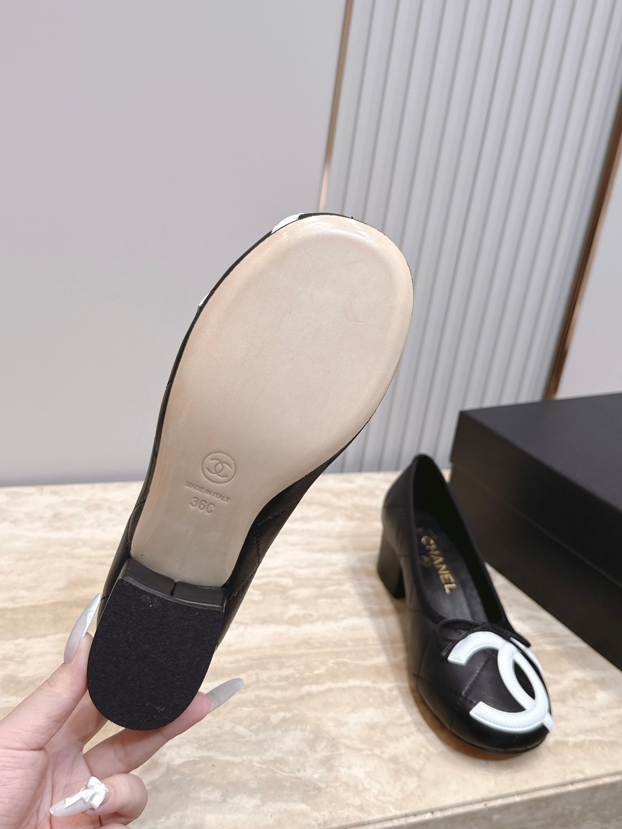 最新高跟款  Chanel｜香奈儿26康鹏鞋​​ 粗高跟单鞋  专柜同步，最新经典升级高跟设计，太好爱，更有一番味道，选
