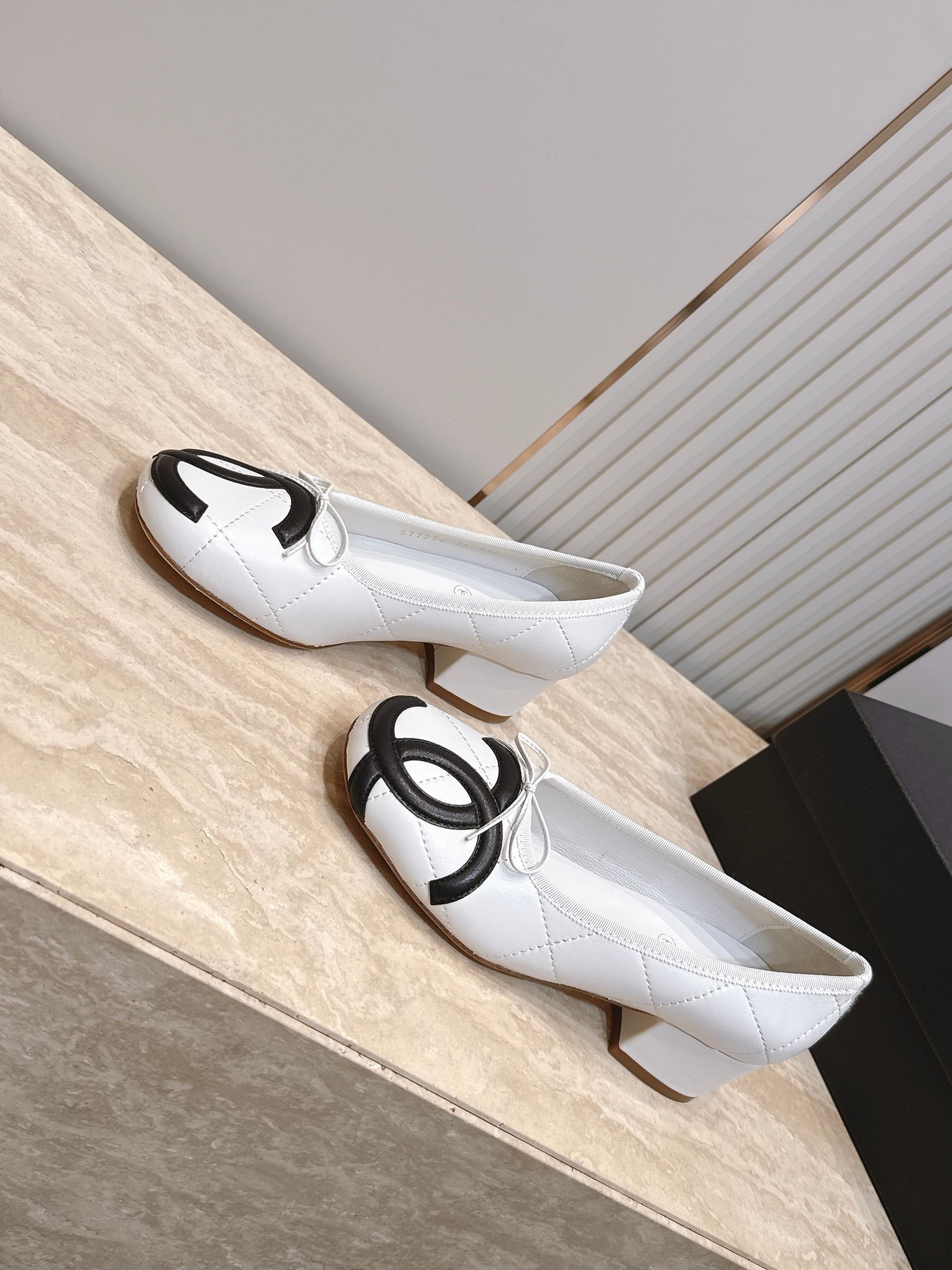 最新高跟款 Chanel|香奈儿26康鹏鞋 粗高跟单鞋 专柜同步,最新经典升级高跟设计,太好爱,更有一番味道,选 最新高跟款 Chanel|香奈儿26康鹏鞋 粗高跟单鞋 专柜同步,最新经典升级高跟设计,太好爱,更有一番味道,选