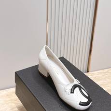 最新高跟款 Chanel|香奈儿26康鹏鞋 粗高跟单鞋 专柜同步,最新经典升级高跟设计,太好爱,更有一番味道,选 最新高跟款 Chanel|香奈儿26康鹏鞋 粗高跟单鞋 专柜同步,最新经典升级高跟设计,太好爱,更有一番味道,选