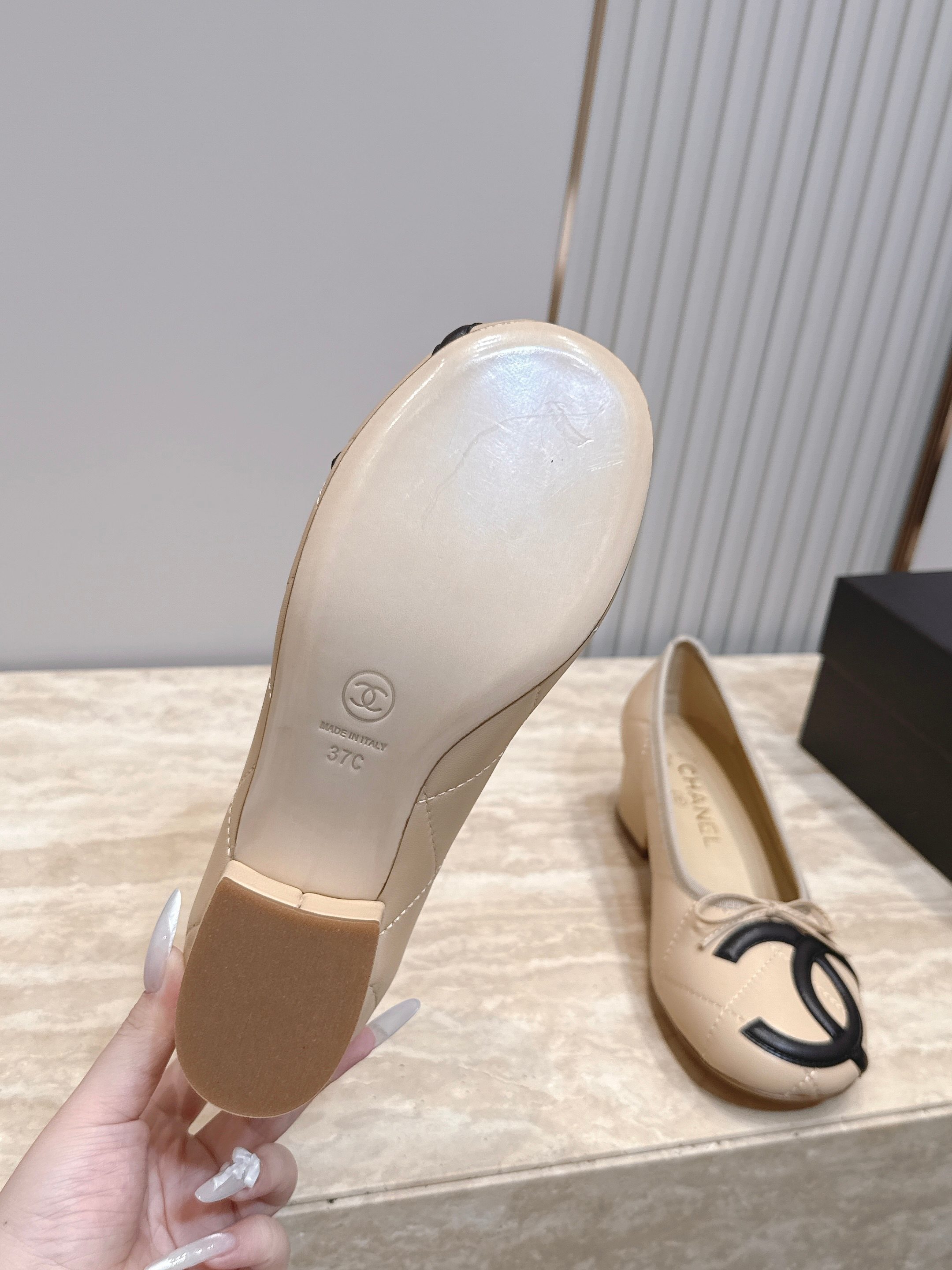 最新高跟款 Chanel|香奈儿26康鹏鞋 粗高跟单鞋 专柜同步,最新经典升级高跟设计,太好爱,更有一番味道,选 最新高跟款 Chanel|香奈儿26康鹏鞋 粗高跟单鞋 专柜同步,最新经典升级高跟设计,太好爱,更有一番味道,选