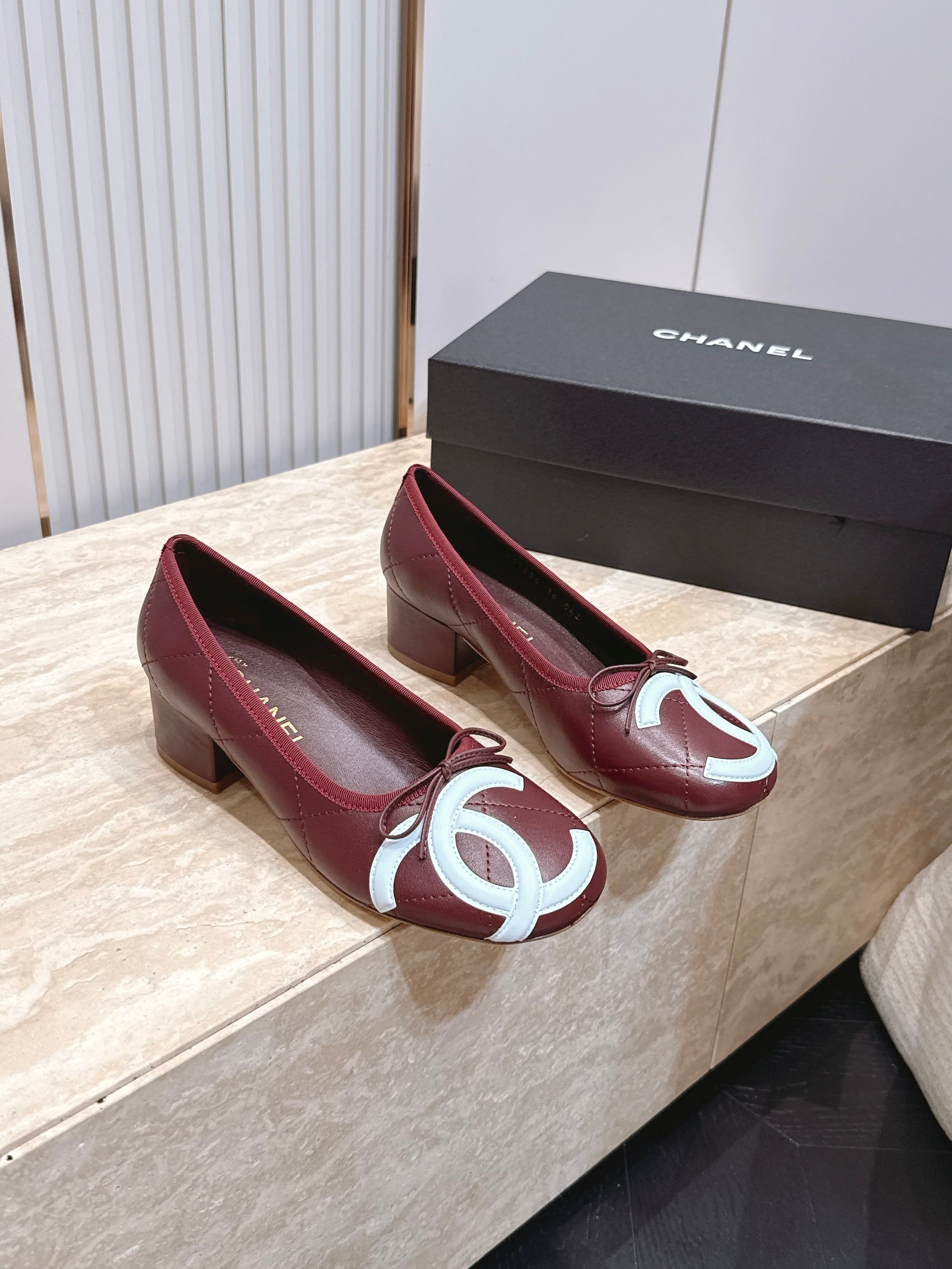 NO:928490,The latest high-heeled model Chanel｜Chanel 26 Kangpeng shoes, thick high-heeled shoes, synchronized with the counter, the latest classic upgraded high-heeled design, so cute, more flavorful, made of soft lambskin, diamond stitching + black double C logo, perfect French elegance. Round toe + bow, retro and versatile, color matching is gentle and elegant, can be easily used for daily commuting or vacation. The sole is soft and comfortable for long walks. It is a fashionable item that is both practical and beautiful!  The upper sheepskin check pad shows off!  Sheepskin lining, Italian genuine leather outsole, size 35-40 (customized at 40.41), original packaging, airplane box, shoes, chanel, chanel, sheepskin, Leather soles19860909最新高跟款 Chanel｜香奈儿26康鹏鞋 粗高跟单鞋 专柜同步,最新经典升级高跟设计,太好爱,更有一番味道,选用柔软小羊皮,菱格纹缝线+黑色双C标志,法式优雅满分.圆头+蝴蝶结,复古又百搭,拼色温柔显气质,日常通勤或度假都能轻松驾驭.鞋底柔软,长时间走路也很舒适,是实用与美貌兼具的时尚单品！ 鞋面羊皮格纹垫秀！ 内里羊皮 意大利真皮大底 码数35-40（40.41订做） 原版包装飞机盒,单鞋,chanel,chanel,sheepskin,Leather soles,Women's Shoes