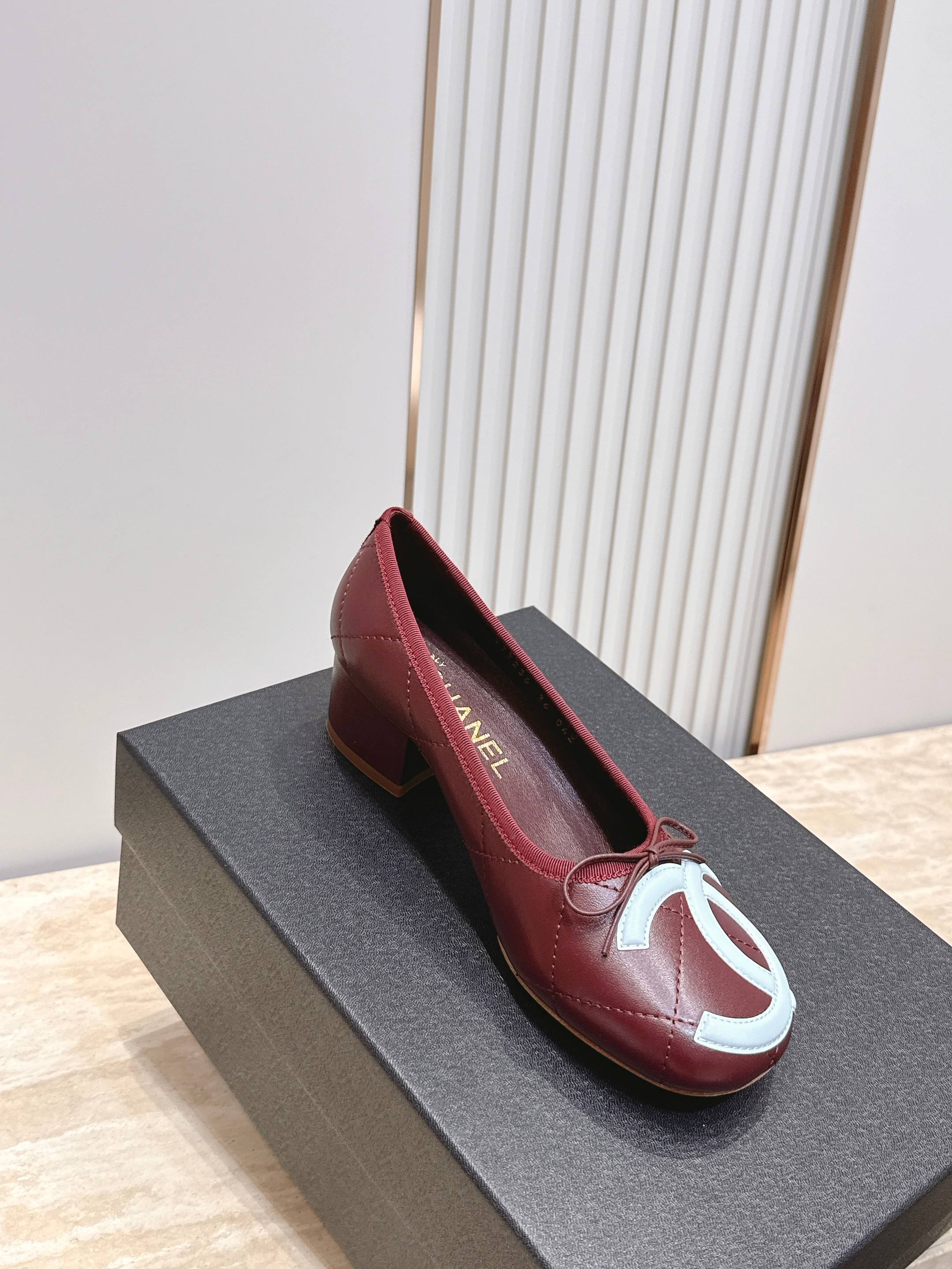 最新高跟款 Chanel|香奈儿26康鹏鞋 粗高跟单鞋 专柜同步,最新经典升级高跟设计,太好爱,更有一番味道,选 最新高跟款 Chanel|香奈儿26康鹏鞋 粗高跟单鞋 专柜同步,最新经典升级高跟设计,太好爱,更有一番味道,选