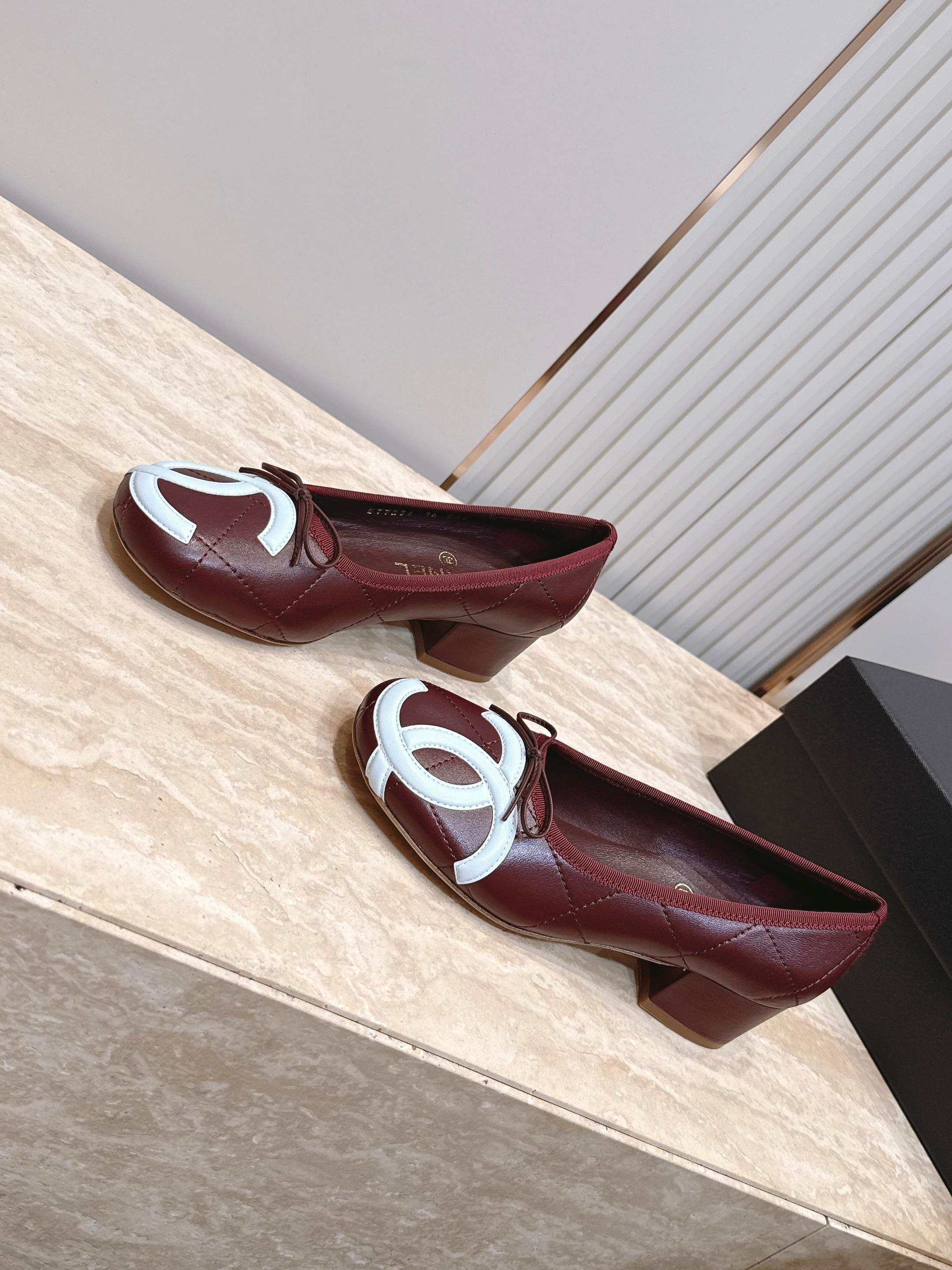 最新高跟款 Chanel|香奈儿26康鹏鞋 粗高跟单鞋 专柜同步,最新经典升级高跟设计,太好爱,更有一番味道,选 最新高跟款 Chanel|香奈儿26康鹏鞋 粗高跟单鞋 专柜同步,最新经典升级高跟设计,太好爱,更有一番味道,选