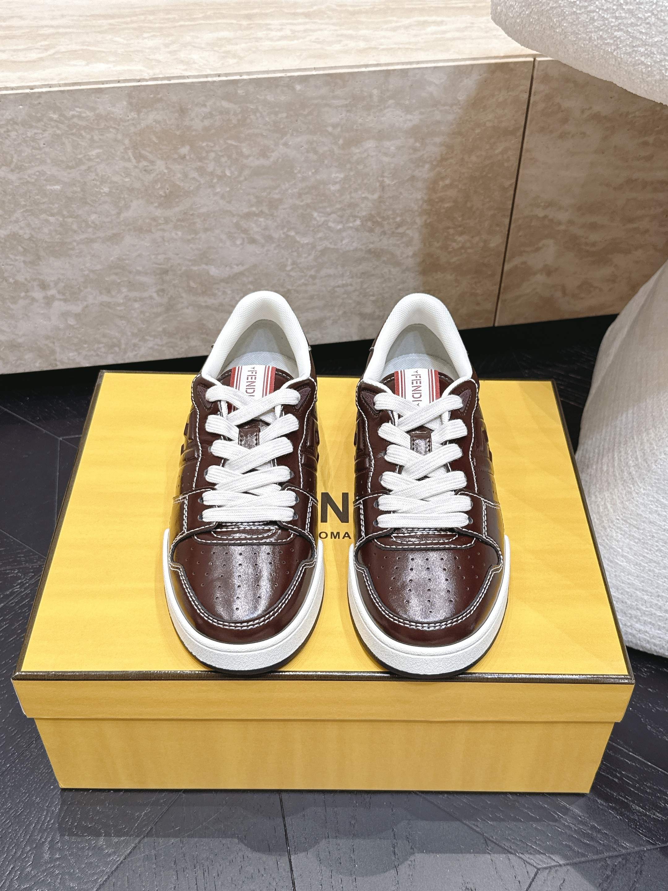 NO:928469,First release!  Latest version Couple model Fendi 2026 new color series sneakers casual sports shoes FD match upgraded new style full leather stitching fresh blood injection and FF retro design super good-looking and versatile upper cowhide stitching combination raised double F logo on the side and breathable lining inside lightweight comfortable versatile original TPU outsole size, women's 35-40 /  Men's 39-45, casual shoes/sports shoes, fendi, fendi, sneakers, cowhide19860909首发！ 最新版面 情侣款 Fendi芬迪2026新色系列板鞋休闲运动鞋 FD match 升级新款 全皮面拼接 新鲜血液注入加FF复古的设计 超好看百搭 鞋面牛皮面拼接组合 侧面凸起的双F logo内里采用透气布里 轻便 舒适百搭 原版TPu大底 码数,女款35-40 / 男款39-45,休闲鞋/运动鞋,fendi,fendi,sneakers,cowhide,Women's Shoes