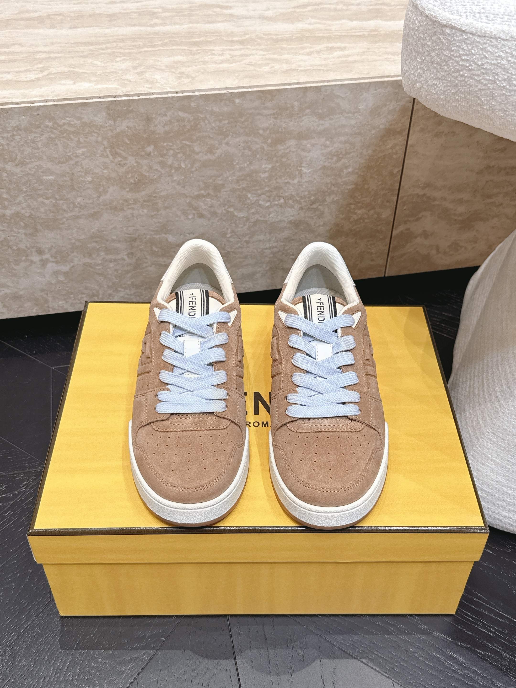 NO:928498,First release!  Latest version Couple model Fendi 2026 new color series sneakers casual sports shoes FD match upgraded new style full leather stitching fresh blood injection and FF retro design super good-looking and versatile upper cowhide stitching combination raised double F logo on the side and breathable lining inside lightweight comfortable versatile original TPU outsole size, women's 35-40 /  Men's 39-44, casual shoes/sports shoes, fendi, fendi, sneakers, cowhide19860909首发！ 最新版面 情侣款 Fendi芬迪2026新色系列板鞋休闲运动鞋 FD match 升级新款 全皮面拼接 新鲜血液注入加FF复古的设计 超好看百搭 鞋面牛皮面拼接组合 侧面凸起的双F logo内里采用透气布里 轻便 舒适百搭 原版TPu大底 码数,女款35-40 / 男款39-44,休闲鞋/运动鞋,fendi,fendi,sneakers,cowhide,Women's Shoes