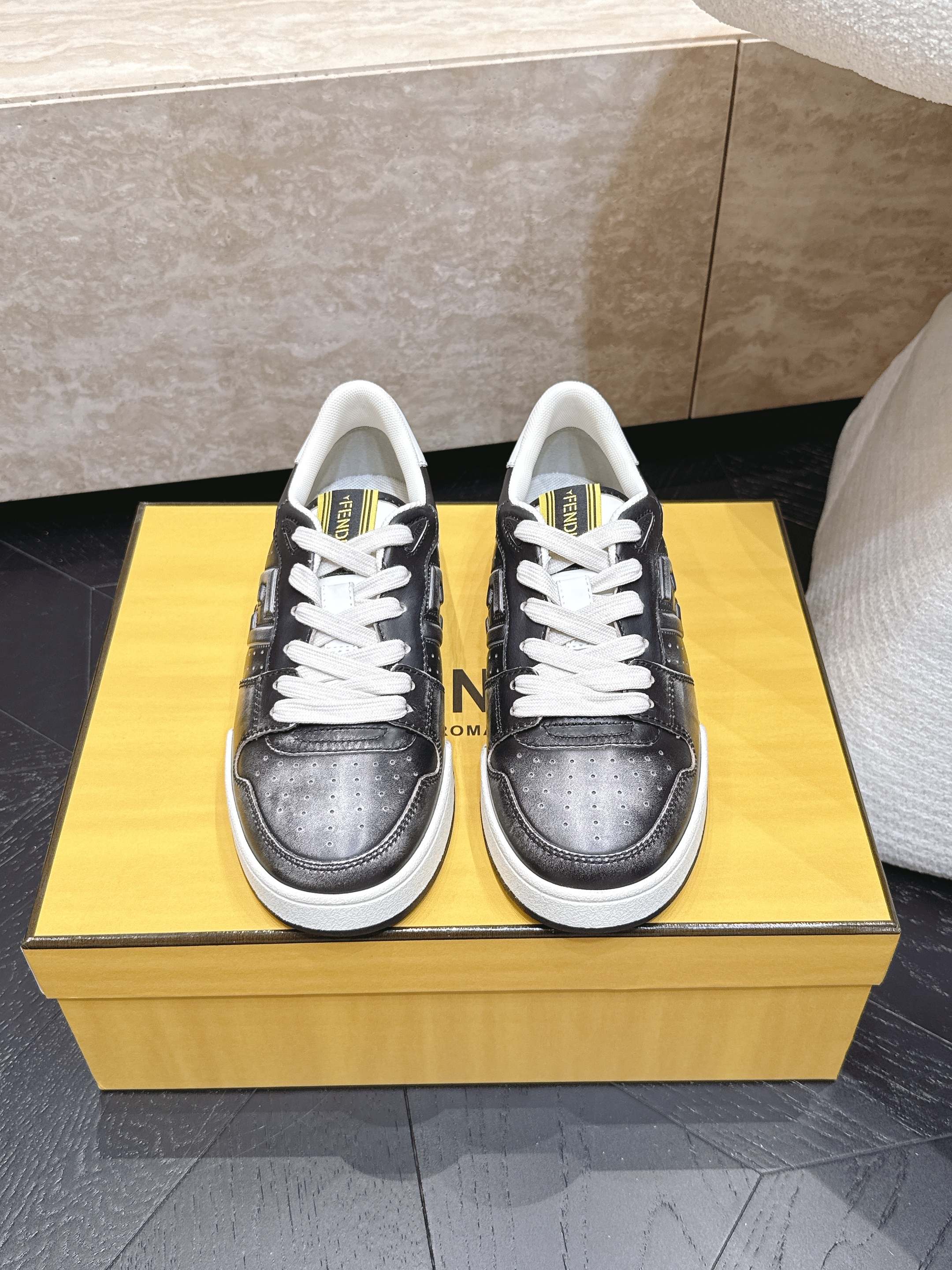 NO:928506,First release!  This color is the latest version. Couple model. Fendi 2026 new color series sneakers and casual sports shoes. FD match. Upgraded new model. Full leather stitching. Fresh blood injection and FF retro design. Super good-looking and versatile. Upper cowhide stitching combination. The raised double F logo on the side is made of breathable cloth inside. Lightweight, comfortable and versatile. Original TPU outsole. Size, women's model 35-40 /  Men's 39-45, casual shoes/sports shoes, fendi, fendi, sneakers, cowhide19860909首发！此色 最新版面 情侣款 Fendi芬迪2026新色系列板鞋休闲运动鞋 FD match 升级新款 全皮面拼接 新鲜血液注入加FF复古的设计 超好看百搭 鞋面牛皮面拼接组合 侧面凸起的双F logo内里采用透气布里 轻便 舒适百搭 原版TPu大底 码数,女款35-40 / 男款39-45,休闲鞋/运动鞋,fendi,fendi,sneakers,cowhide,Women's Shoes