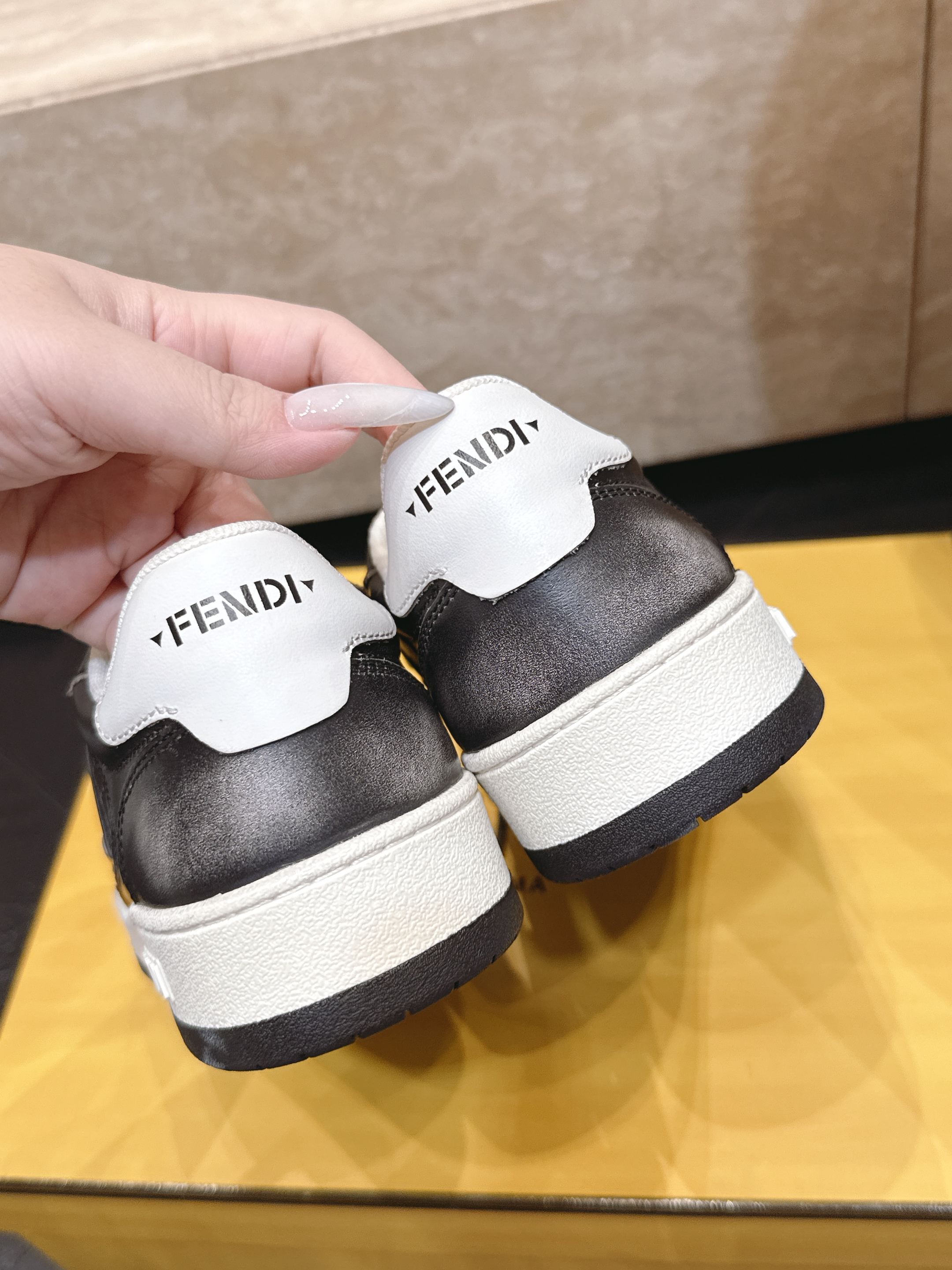 首发!此色 最新版面 情侣款 Fendi芬迪2026新色系列板鞋休闲运动鞋 FD match 升级新款 全皮面拼接 新鲜 首发!此色 最新版面 情侣款 Fendi芬迪2026新色系列板鞋休闲运动鞋 FD match 升级新款 全皮面拼接 新鲜