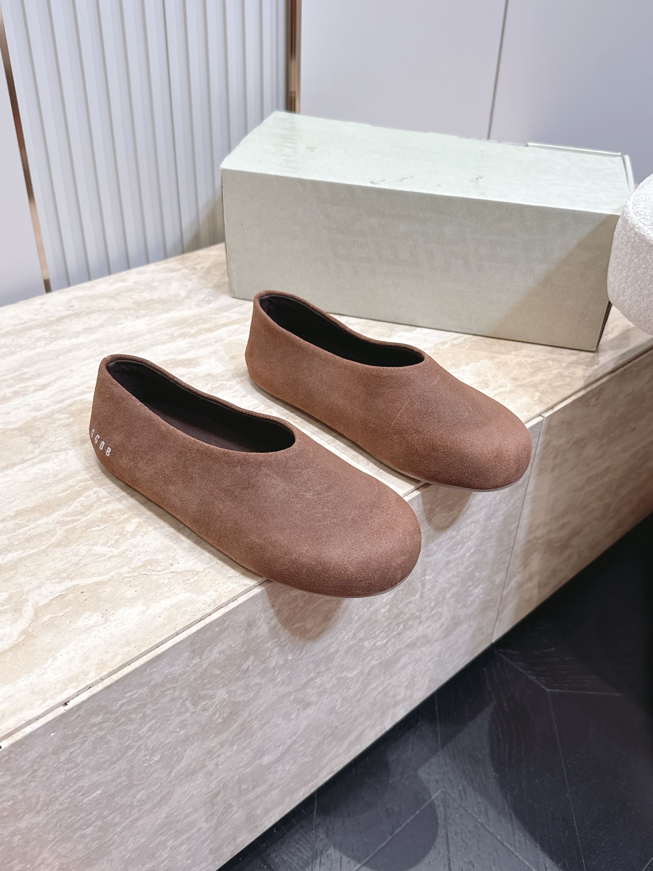 NO:957474,Smooth model GGDB 'Golden Goose' boat shoes Tierra! Loafers! Relaxed and casual retro style. Round toe, shallow mouth and flat bottom slip-on design, shoe body lines are round and full, low and fitting, no laces, buckles, easy to put on and take off. The main focus is comfort and relaxation. The upper is made of suede, showing natural wear and retro.  Old texture, color is Maillard color khaki/tan, can be worn as half slippers, one pair of shoes, two ways of walking. Original rubber outsole, size 35-40, ballet shoes19860909光面款 GGDB 'Golden Goose” 小船鞋Tierra!懒人鞋!松弛又带点随性的复古腔调.圆头浅口平底一脚蹬设计,鞋身线条圆润饱满,鞋口低而贴合,没有鞋带、搭扣,穿脱很方便 主打舒适与松弛感 鞋面用了做反绒皮,呈现出自然的磨损和复古 旧质感,颜色是美拉德色系的卡其/棕褐 可踩半拖,一双鞋,两种走法.原版 橡胶大底 35-40码,芭蕾舞鞋,Women's Shoes
