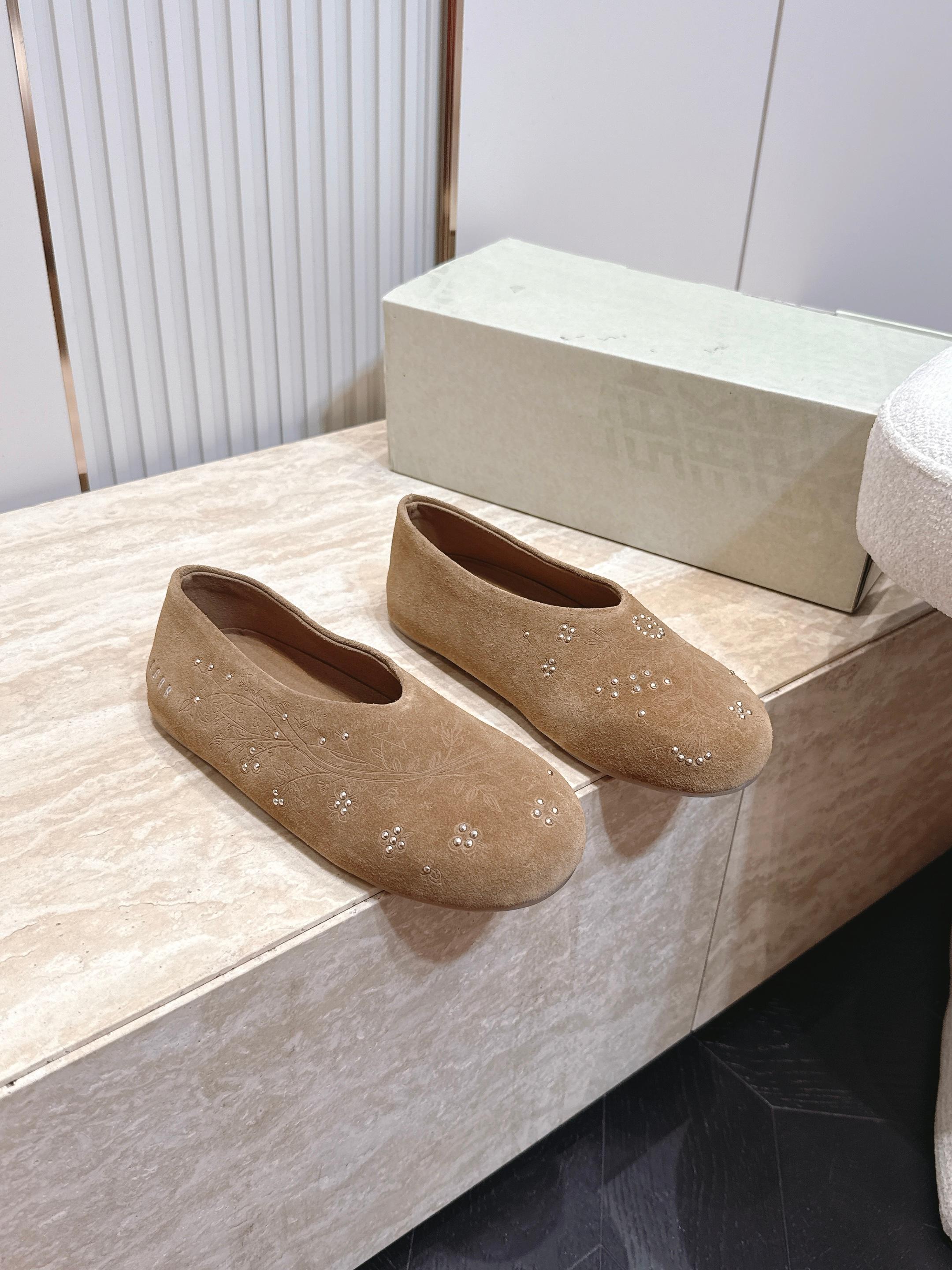 NO:957482,Studded style GGDB 'Golden Goose' boat shoes Tierra! Loafers! Relaxed and casual retro style. Round toe, shallow mouth, flat bottom slip-on design, round and full body lines, low and fitting mouth, no laces, buckles, easy to put on and take off. Focus on comfort and relaxation. The upper is made of suede, showing natural wear and retro.  Old texture, color is Maillard color khaki/tan, can be worn as half slippers, one pair of shoes, two ways of walking. Original rubber outsole, size 35-40, ballet shoes19860909钉钉款 GGDB 'Golden Goose” 小船鞋Tierra!懒人鞋!松弛又带点随性的复古腔调.圆头浅口平底一脚蹬设计,鞋身线条圆润饱满,鞋口低而贴合,没有鞋带、搭扣,穿脱很方便 主打舒适与松弛感 鞋面用了做反绒皮,呈现出自然的磨损和复古 旧质感,颜色是美拉德色系的卡其/棕褐 可踩半拖,一双鞋,两种走法.原版 橡胶大底 35-40码,芭蕾舞鞋,Women's Shoes