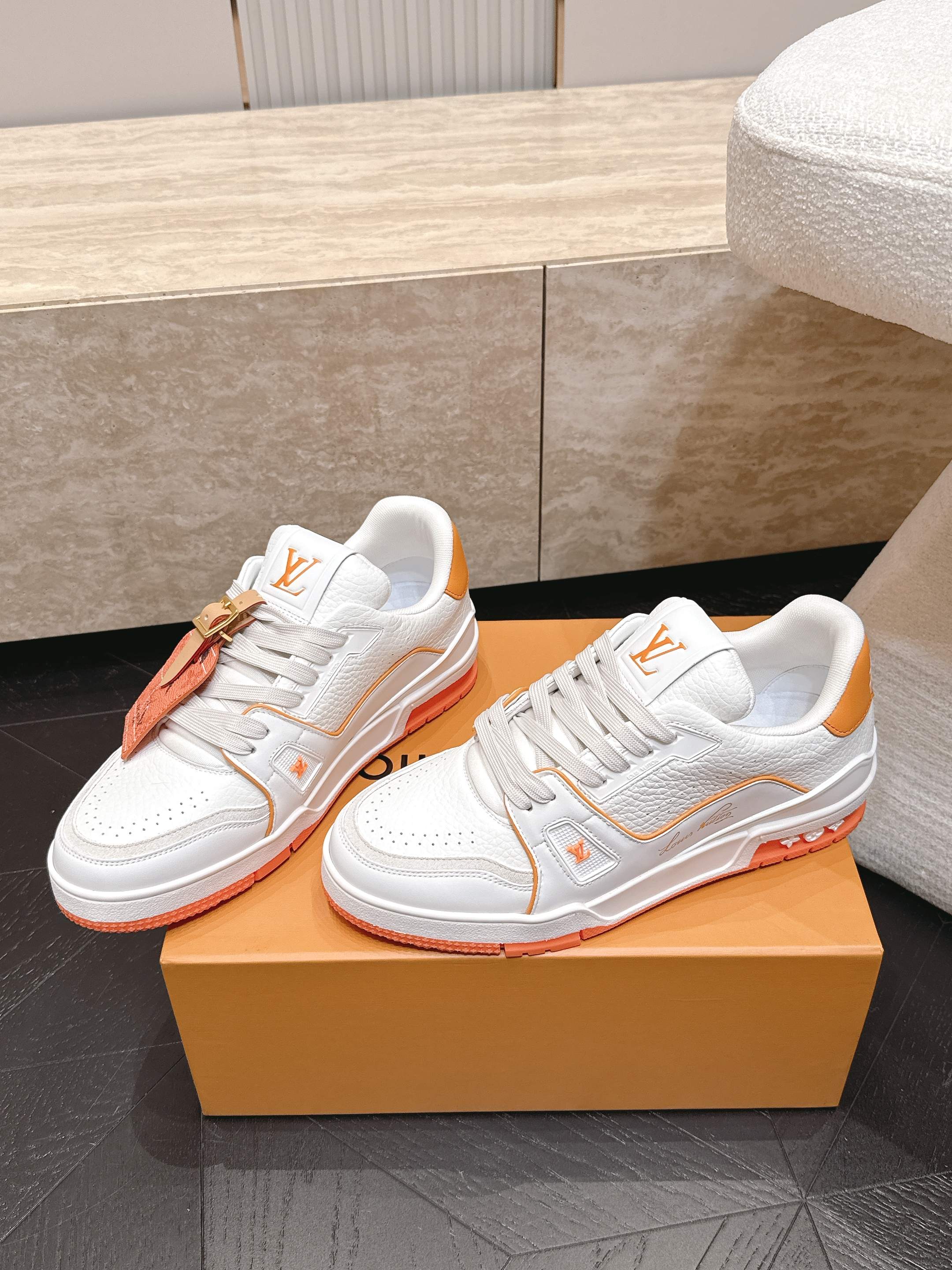 顶级版本： 情侣款 新色系！ LV trainer~~全新升级版~~经典回归❗ 情侣款，滑板鞋，篮球鞋，运动鞋…… LV