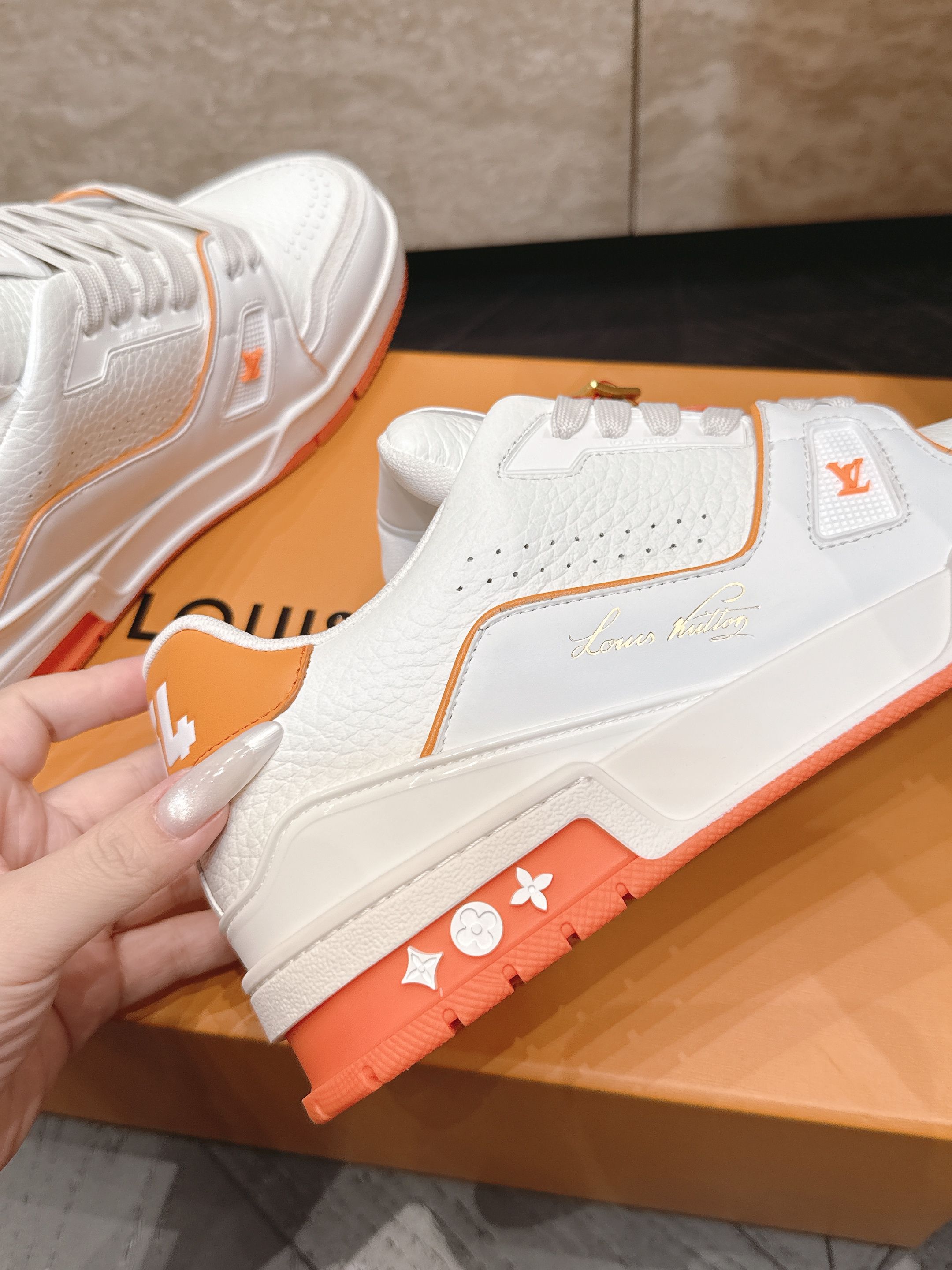 顶级版本: 情侣款 新色系! LV trainer~~全新升级版~~经典回归❗ 情侣款,滑板鞋,篮球鞋,运动鞋…… LV 顶级版本: 情侣款 新色系! LV trainer~~全新升级版~~经典回归❗ 情侣款,滑板鞋,篮球鞋,运动鞋…… LV