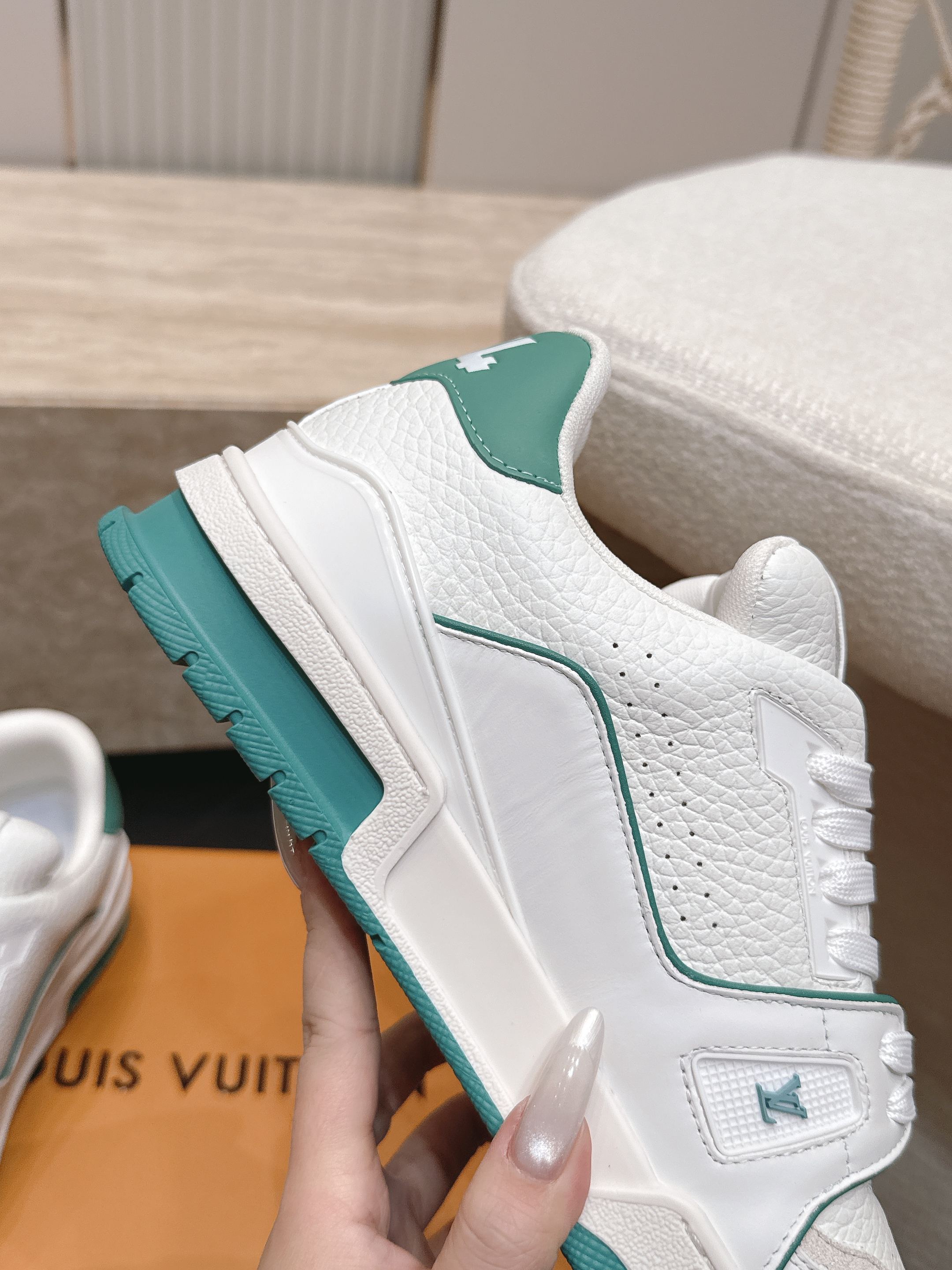 顶级版本: 情侣款 新色系! LV trainer~~全新升级版~~经典回归❗ 情侣款,滑板鞋,篮球鞋,运动鞋…… LV 顶级版本: 情侣款 新色系! LV trainer~~全新升级版~~经典回归❗ 情侣款,滑板鞋,篮球鞋,运动鞋…… LV