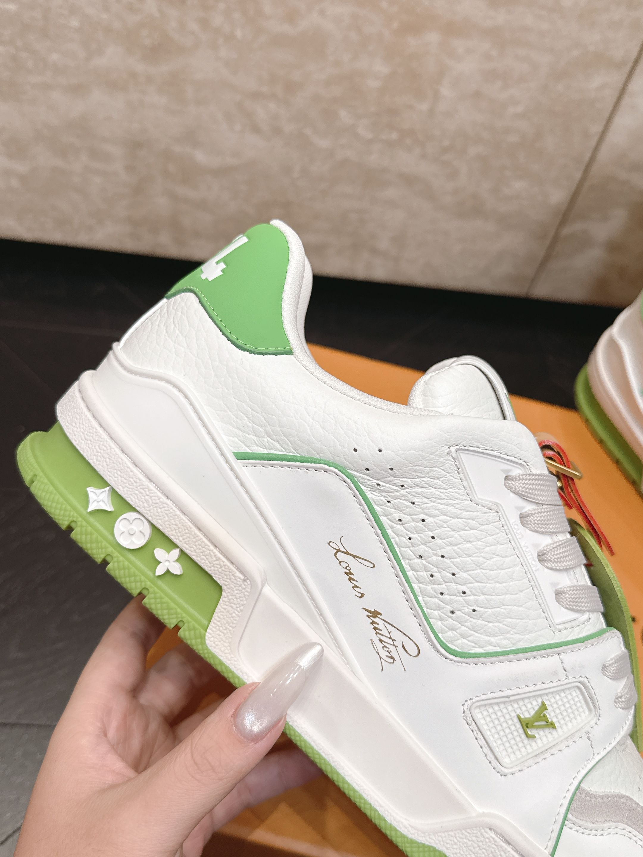 顶级版本: 情侣款 新色系! LV trainer~~全新升级版~~经典回归❗ 情侣款,滑板鞋,篮球鞋,运动鞋…… LV 顶级版本: 情侣款 新色系! LV trainer~~全新升级版~~经典回归❗ 情侣款,滑板鞋,篮球鞋,运动鞋…… LV