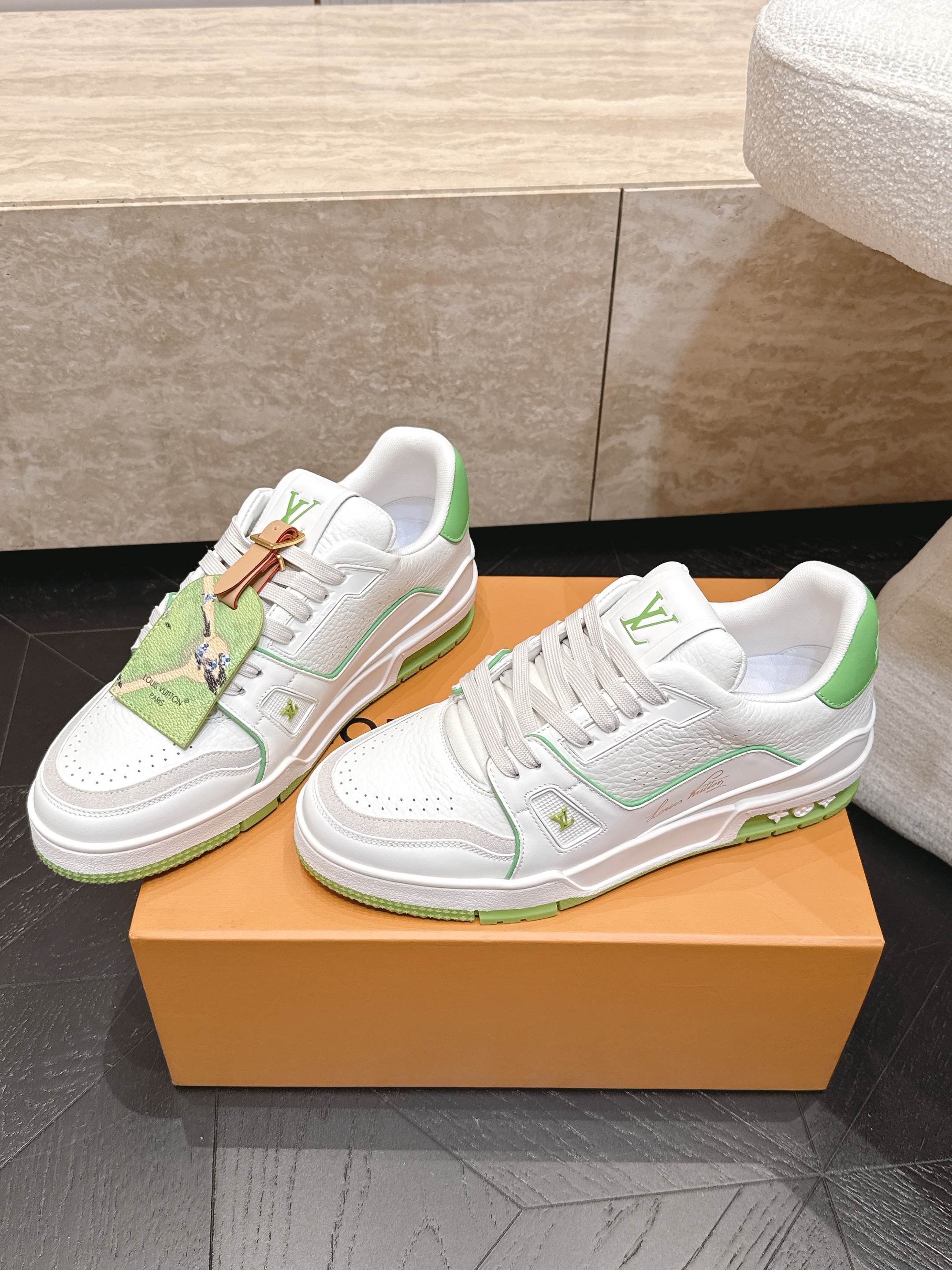 顶级版本： 情侣款 新色系！ LV trainer~~全新升级版~~经典回归❗ 情侣款，滑板鞋，篮球鞋，运动鞋…… LV