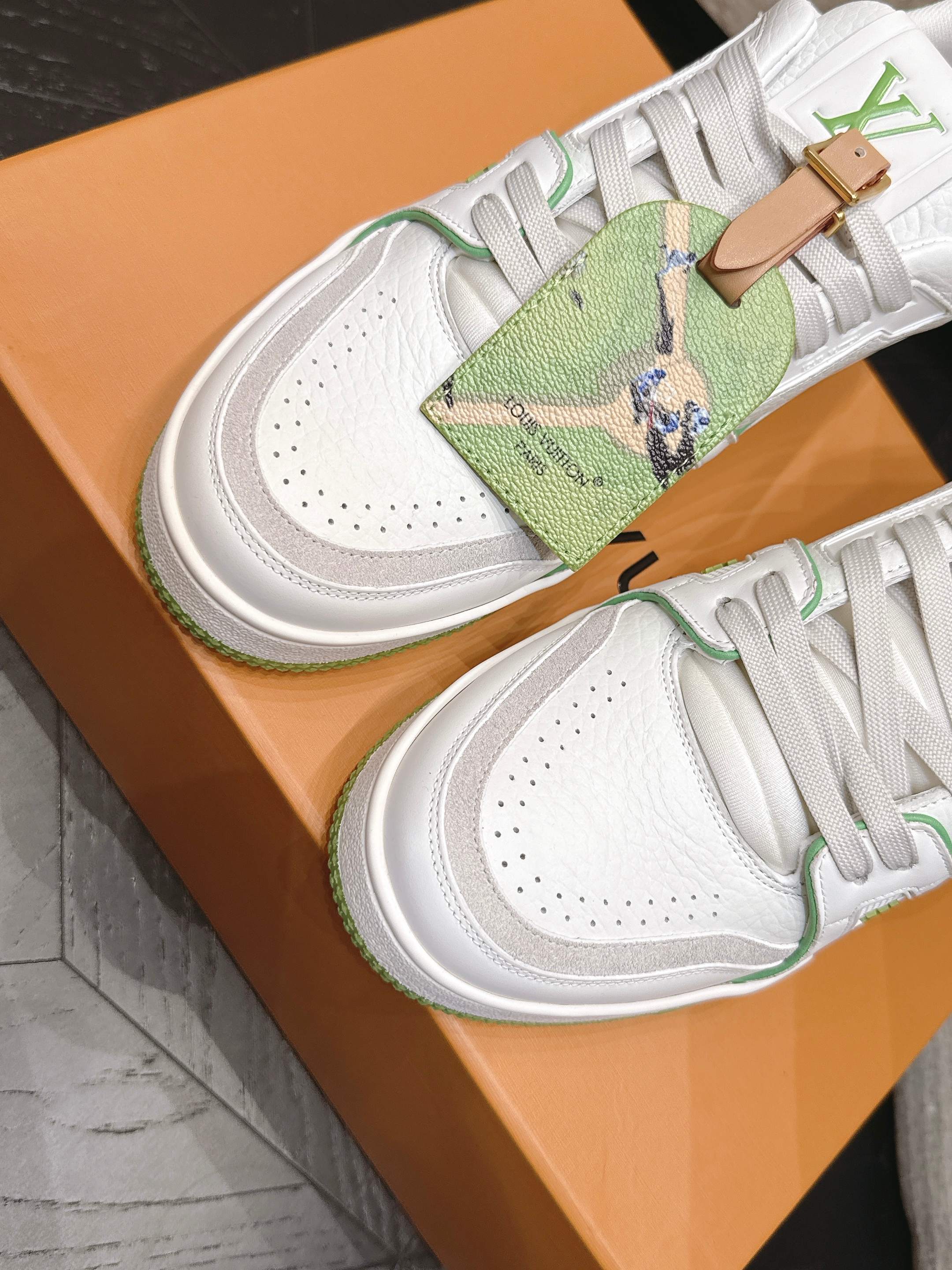 顶级版本: 情侣款 新色系! LV trainer~~全新升级版~~经典回归❗ 情侣款,滑板鞋,篮球鞋,运动鞋…… LV 顶级版本: 情侣款 新色系! LV trainer~~全新升级版~~经典回归❗ 情侣款,滑板鞋,篮球鞋,运动鞋…… LV