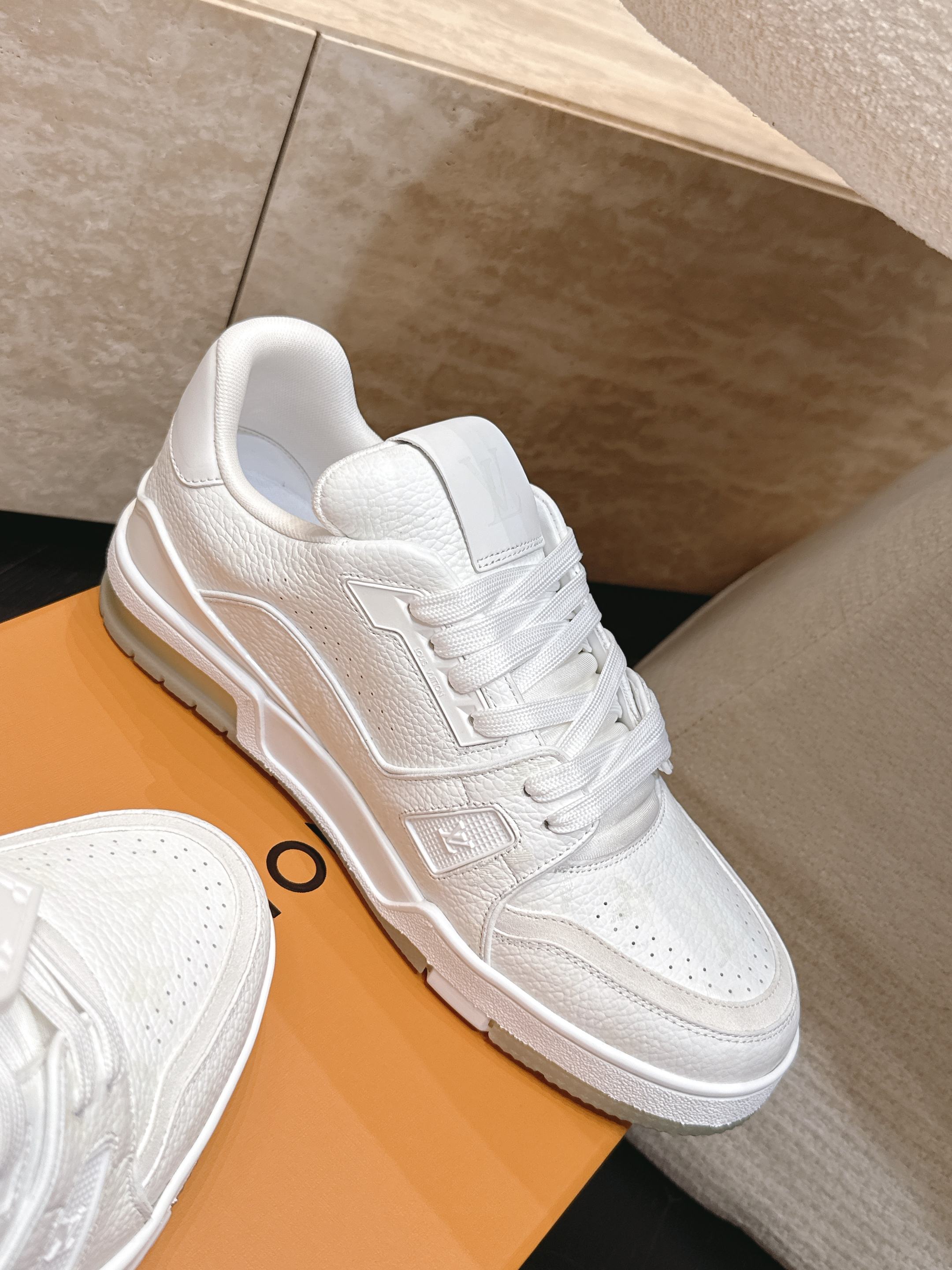 顶级版本: 情侣款 新色系! LV trainer~~全新升级版~~经典回归❗ 情侣款,滑板鞋,篮球鞋,运动鞋…… LV 顶级版本: 情侣款 新色系! LV trainer~~全新升级版~~经典回归❗ 情侣款,滑板鞋,篮球鞋,运动鞋…… LV