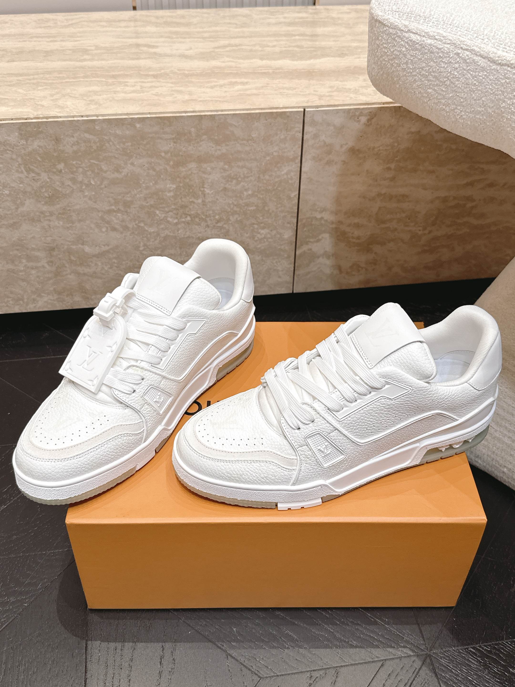 顶级版本： 情侣款 新色系！ LV trainer~~全新升级版~~经典回归❗ 情侣款，滑板鞋，篮球鞋，运动鞋…… LV
