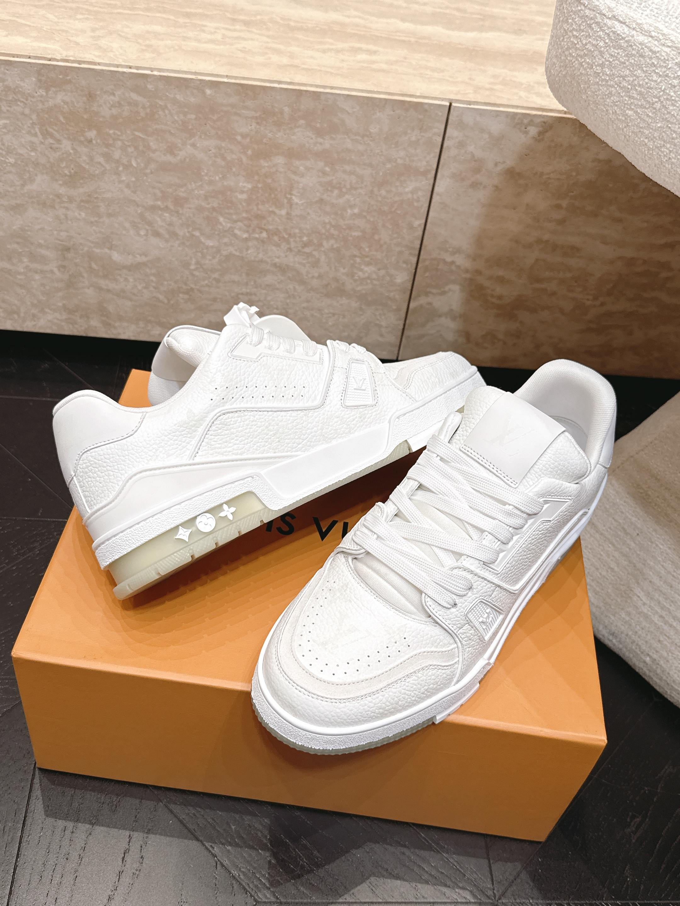 顶级版本: 情侣款 新色系! LV trainer~~全新升级版~~经典回归❗ 情侣款,滑板鞋,篮球鞋,运动鞋…… LV 顶级版本: 情侣款 新色系! LV trainer~~全新升级版~~经典回归❗ 情侣款,滑板鞋,篮球鞋,运动鞋…… LV