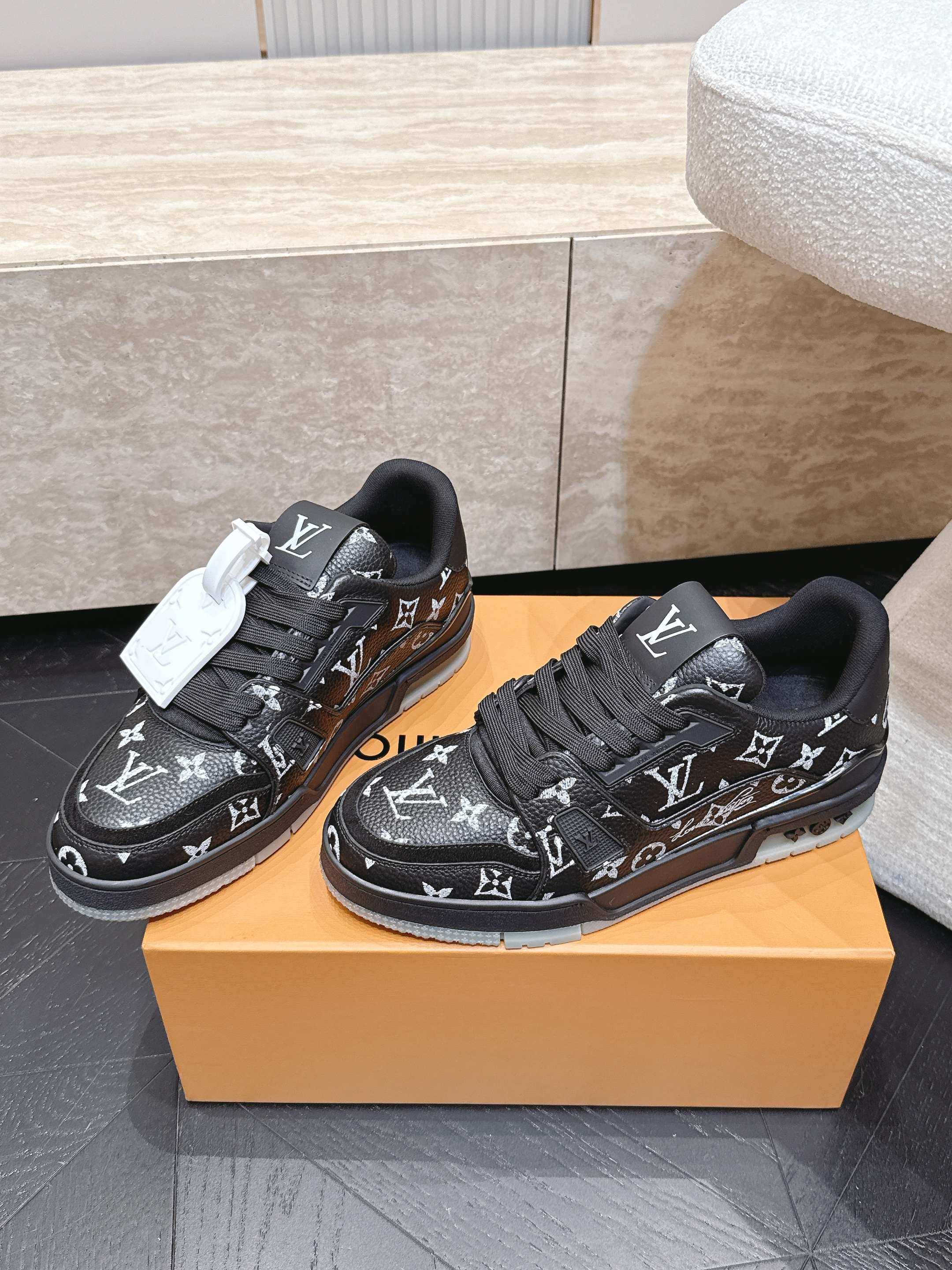 顶级版本： 情侣款 新色系！ LV trainer~~全新升级版~~经典回归❗ 情侣款，滑板鞋，篮球鞋，运动鞋…… LV