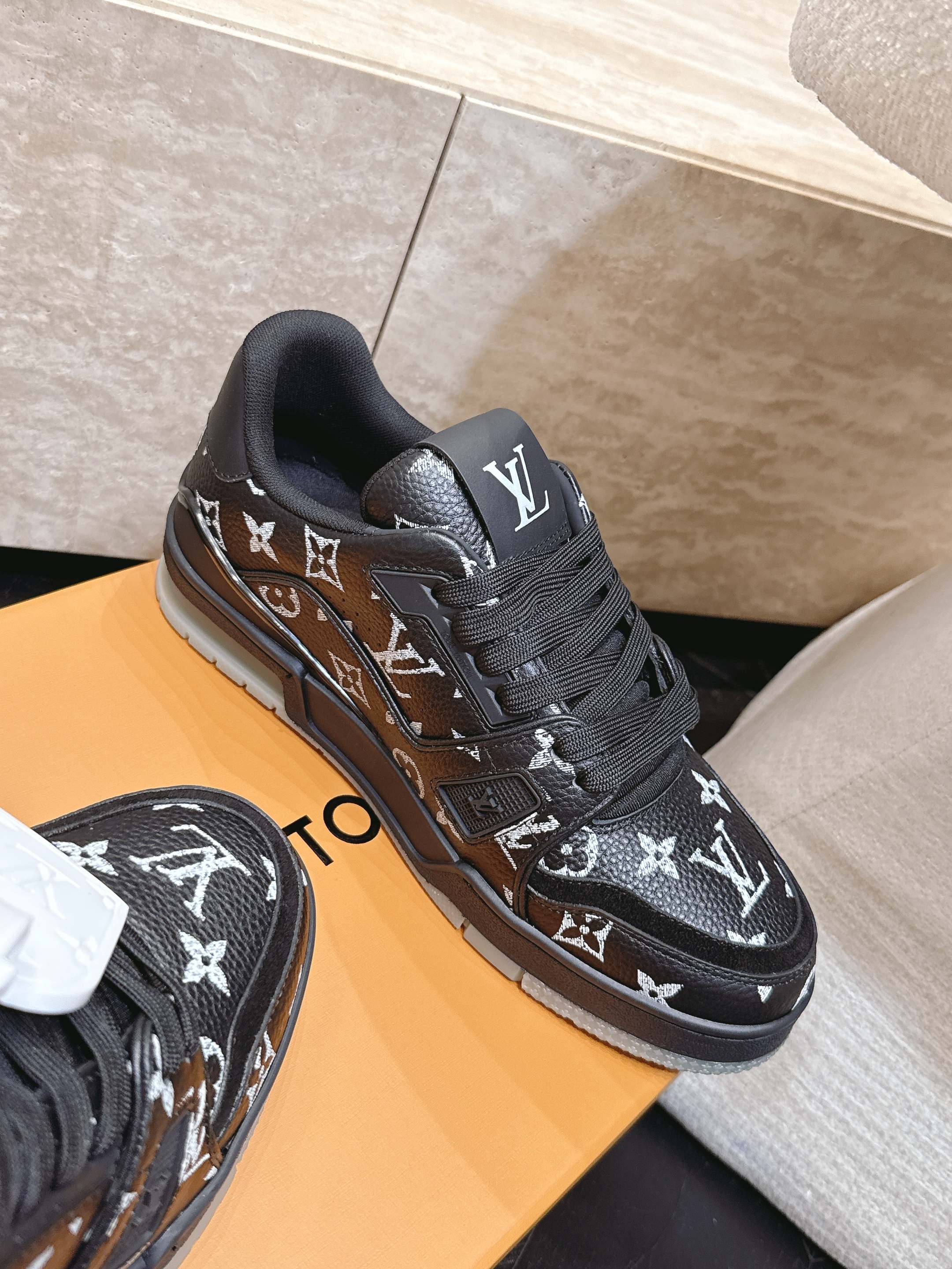 顶级版本: 情侣款 新色系! LV trainer~~全新升级版~~经典回归❗ 情侣款,滑板鞋,篮球鞋,运动鞋…… LV 顶级版本: 情侣款 新色系! LV trainer~~全新升级版~~经典回归❗ 情侣款,滑板鞋,篮球鞋,运动鞋…… LV