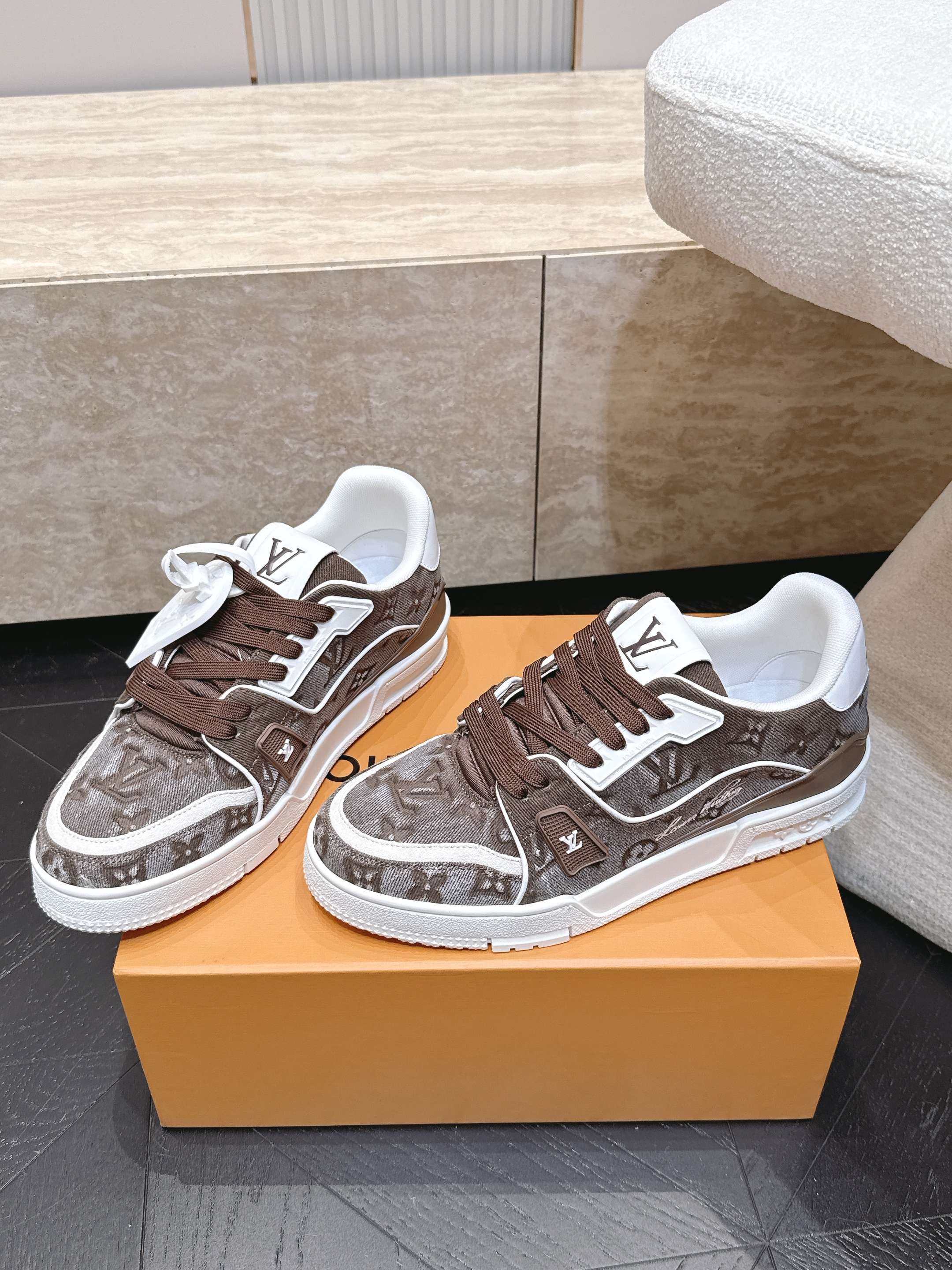 顶级版本： 情侣款 新色系！ LV trainer~~全新升级版~~经典回归❗ 情侣款，滑板鞋，篮球鞋，运动鞋…… LV