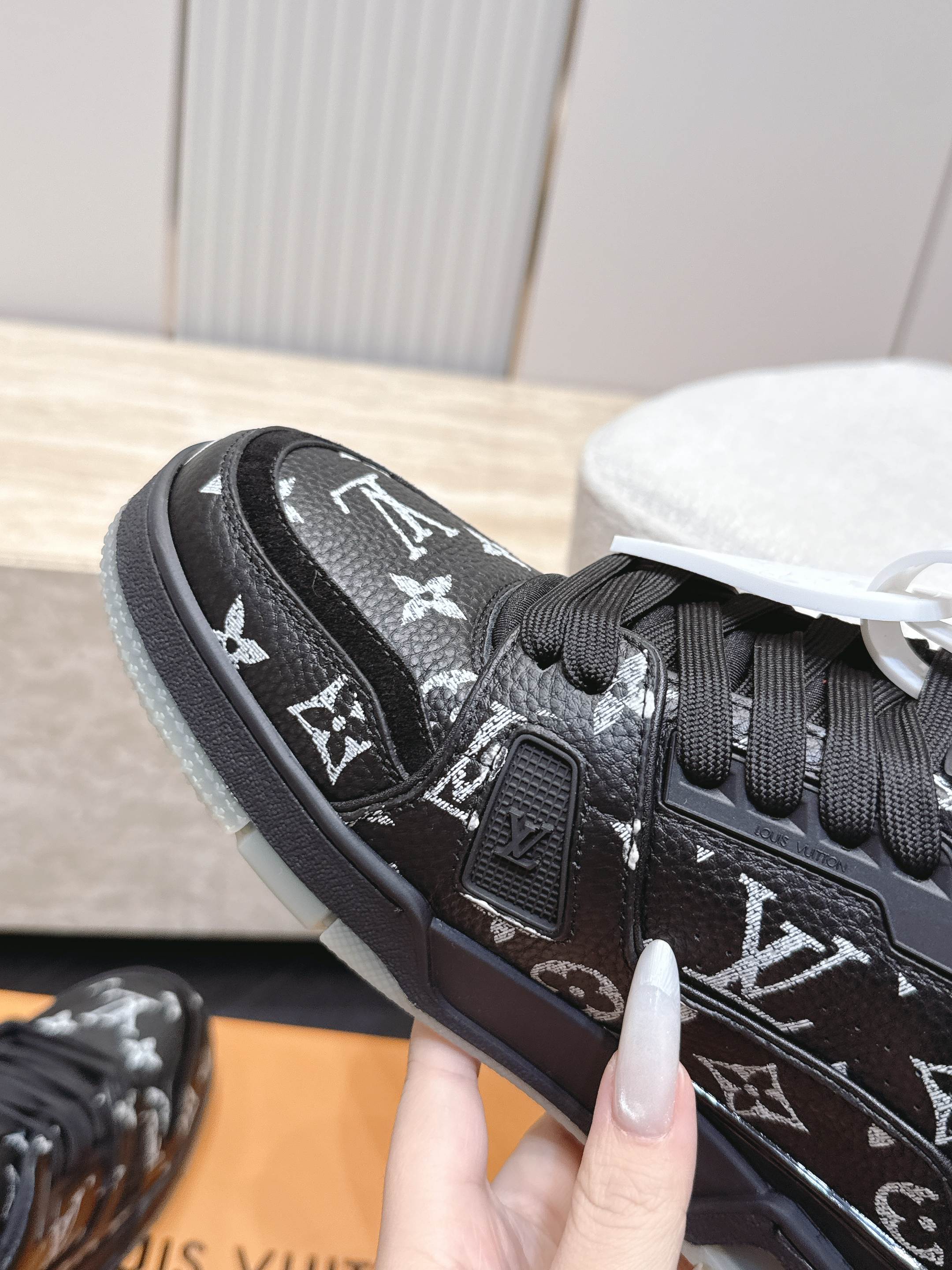 顶级版本: 情侣款 新色系! LV trainer~~全新升级版~~经典回归❗ 情侣款,滑板鞋,篮球鞋,运动鞋…… LV 顶级版本: 情侣款 新色系! LV trainer~~全新升级版~~经典回归❗ 情侣款,滑板鞋,篮球鞋,运动鞋…… LV