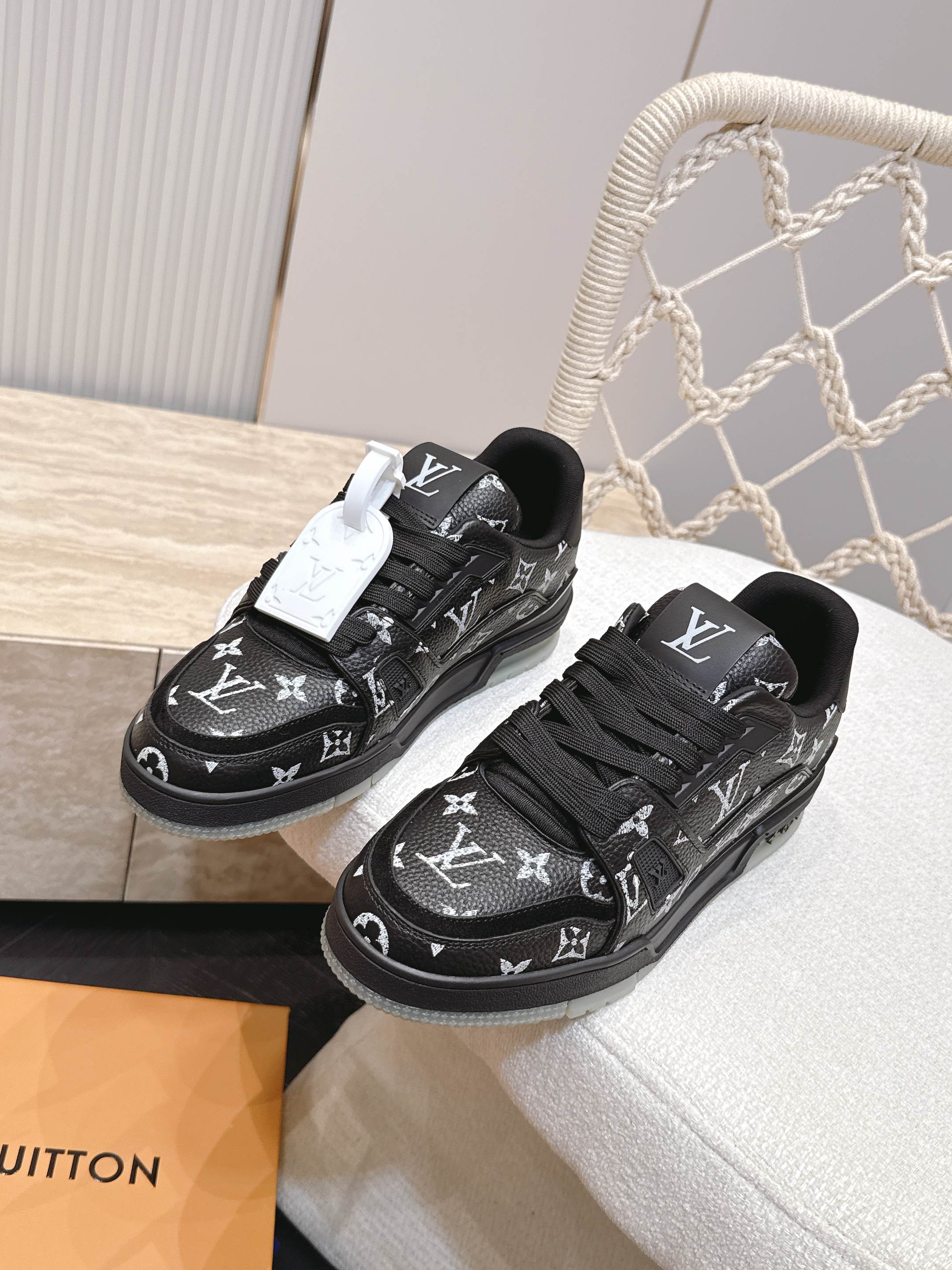 顶级版本: 情侣款 新色系! LV trainer~~全新升级版~~经典回归❗ 情侣款,滑板鞋,篮球鞋,运动鞋…… LV 顶级版本: 情侣款 新色系! LV trainer~~全新升级版~~经典回归❗ 情侣款,滑板鞋,篮球鞋,运动鞋…… LV