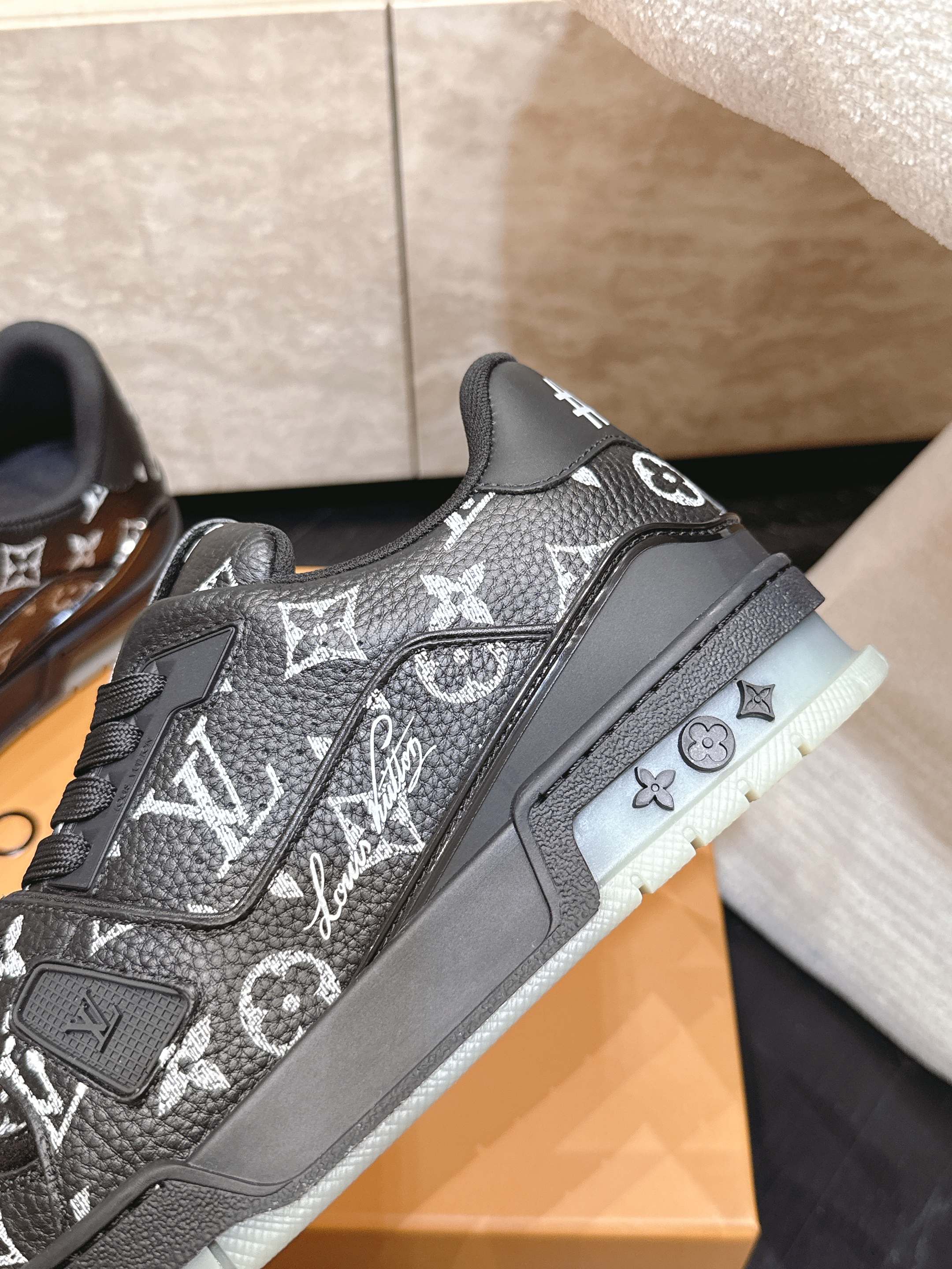 顶级版本: 情侣款 新色系! LV trainer~~全新升级版~~经典回归❗ 情侣款,滑板鞋,篮球鞋,运动鞋…… LV 顶级版本: 情侣款 新色系! LV trainer~~全新升级版~~经典回归❗ 情侣款,滑板鞋,篮球鞋,运动鞋…… LV