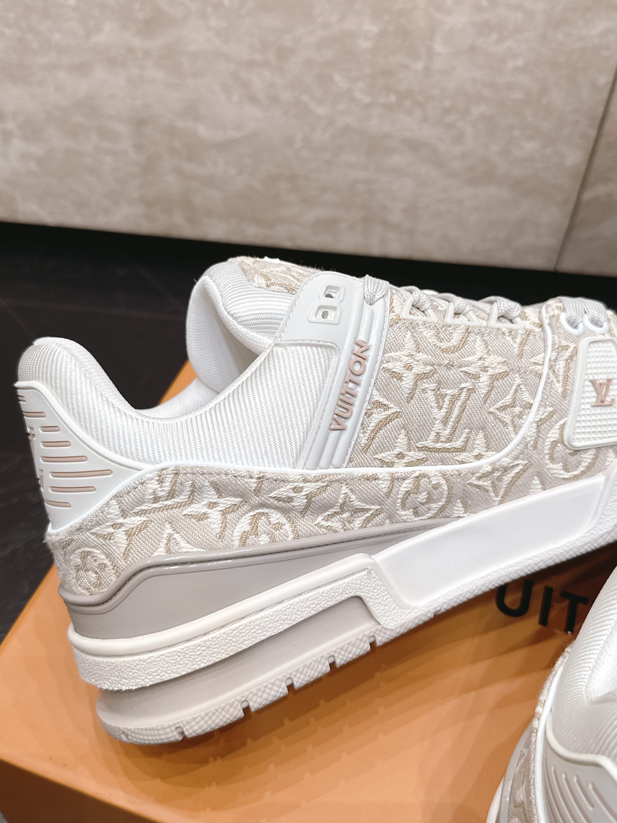 顶级版本： 情侣款 新色系！ LV trainer~~全新升级版~~经典回归❗ 情侣款，滑板鞋，篮球鞋，运动鞋…… LV