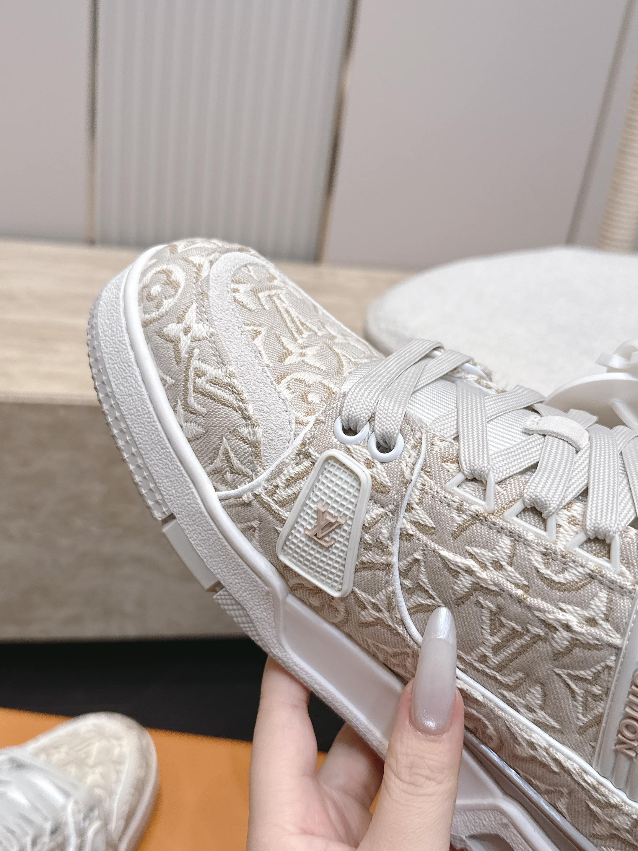 顶级版本： 情侣款 新色系！ LV trainer~~全新升级版~~经典回归❗ 情侣款，滑板鞋，篮球鞋，运动鞋…… LV