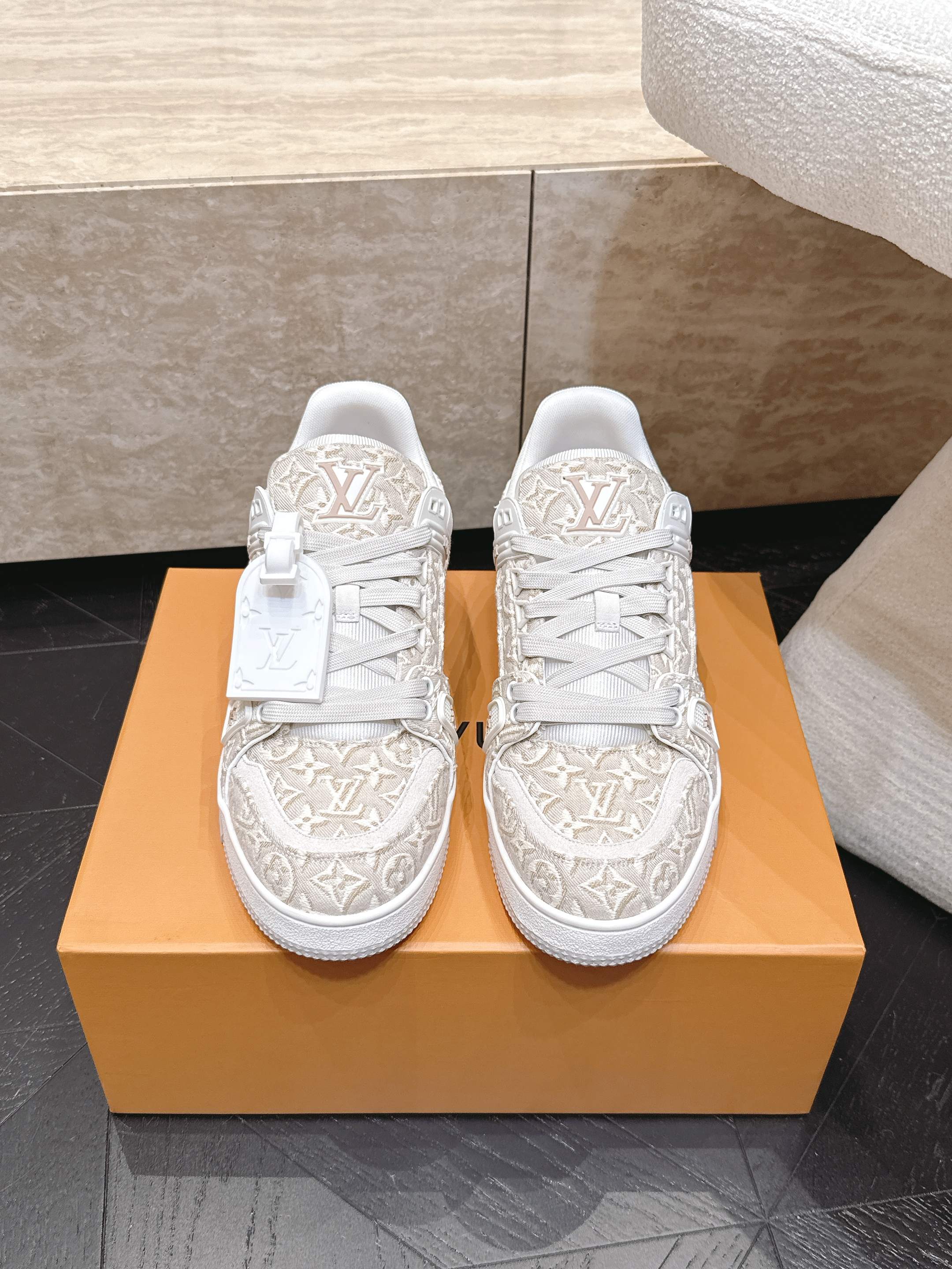 顶级版本： 情侣款 新色系！ LV trainer~~全新升级版~~经典回归❗ 情侣款，滑板鞋，篮球鞋，运动鞋…… LV