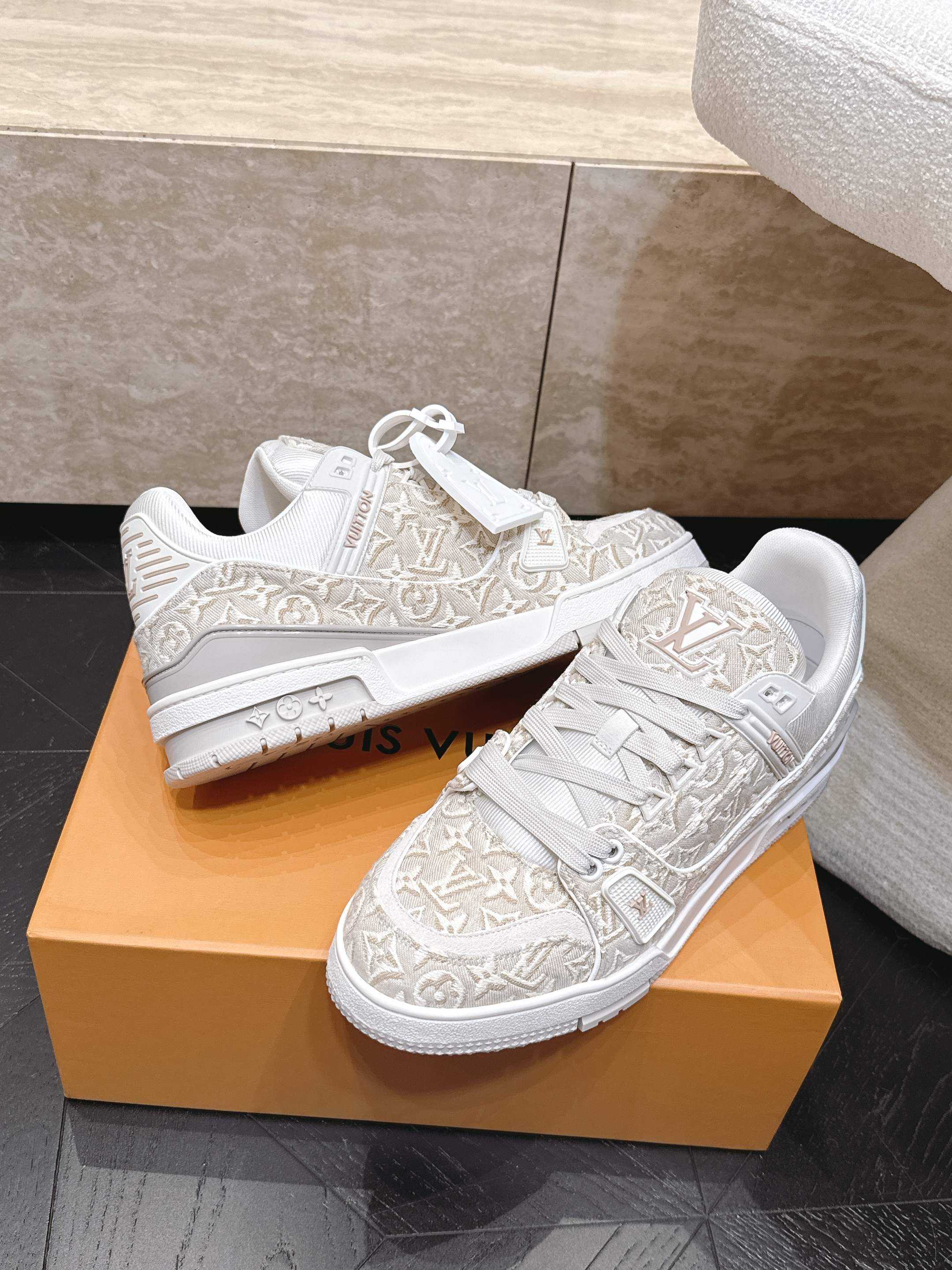 顶级版本： 情侣款 新色系！ LV trainer~~全新升级版~~经典回归❗ 情侣款，滑板鞋，篮球鞋，运动鞋…… LV