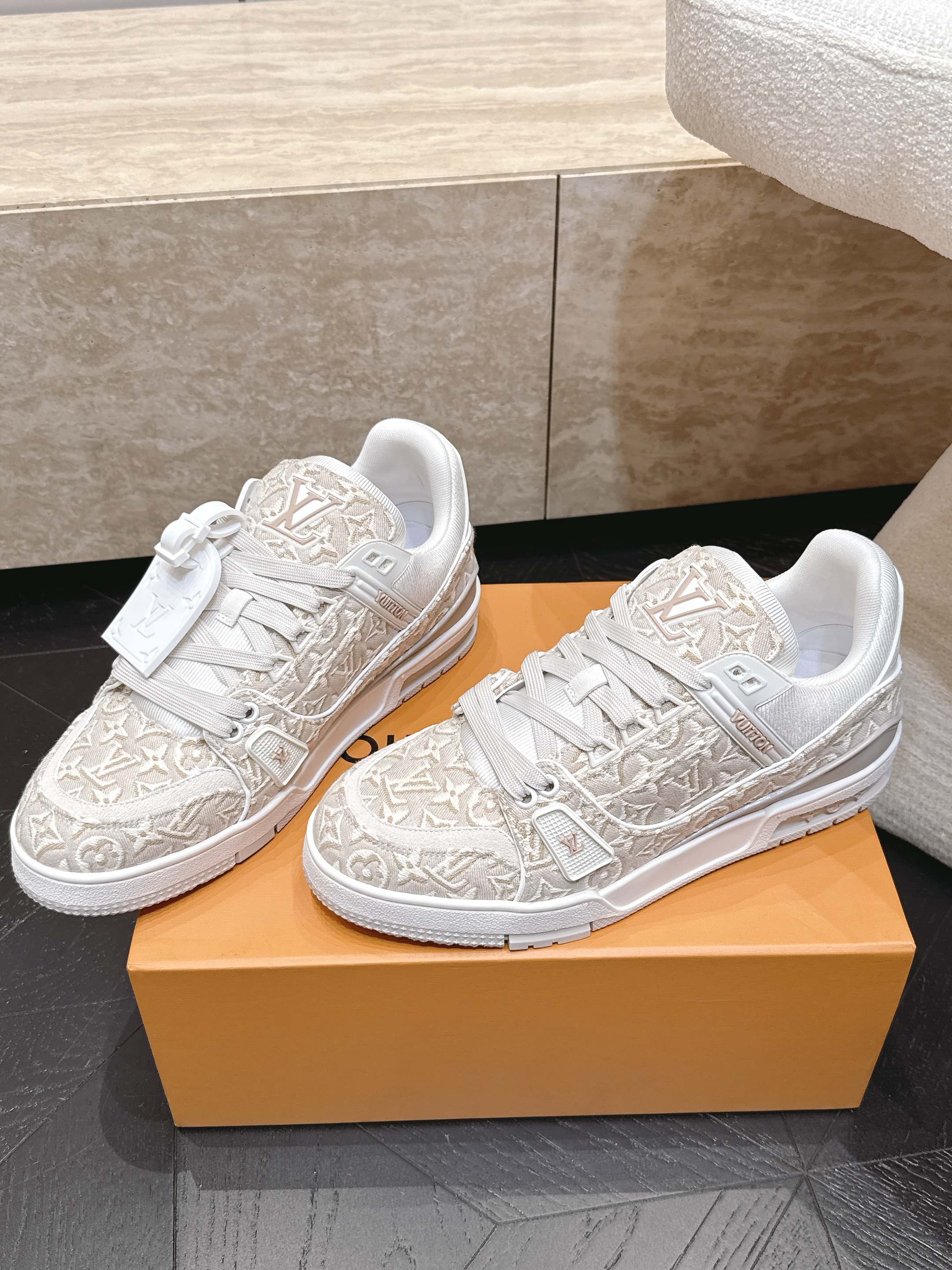 顶级版本： 情侣款 新色系！ LV trainer~~全新升级版~~经典回归❗ 情侣款，滑板鞋，篮球鞋，运动鞋…… LV